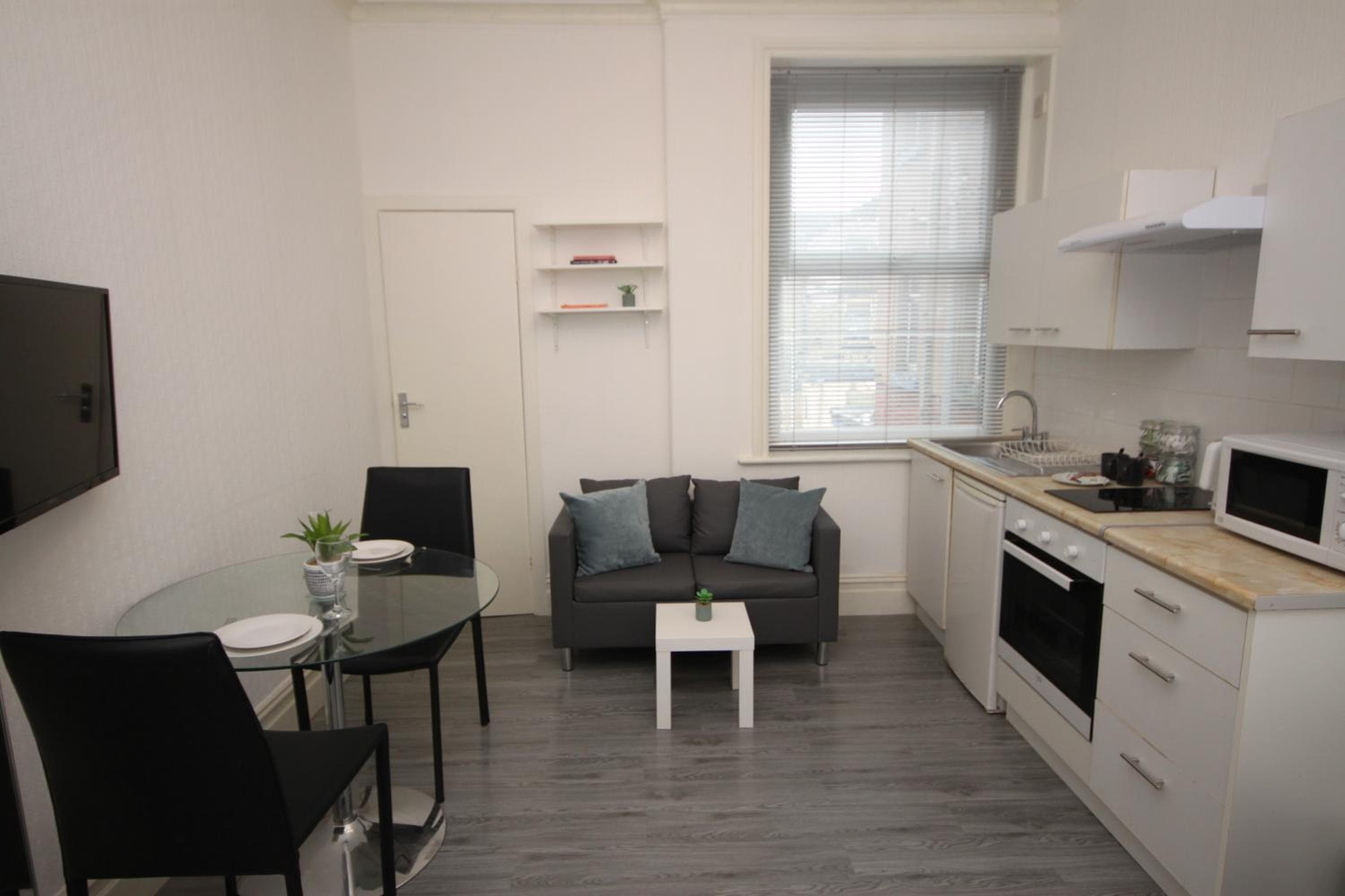 BARTON BEACHSIDE - Stylish Studio Apartment, Double & Single - Central Beach & Promenade Location - Over 21's, Family Friendly Only, ID Required, Blackpool, photo 3