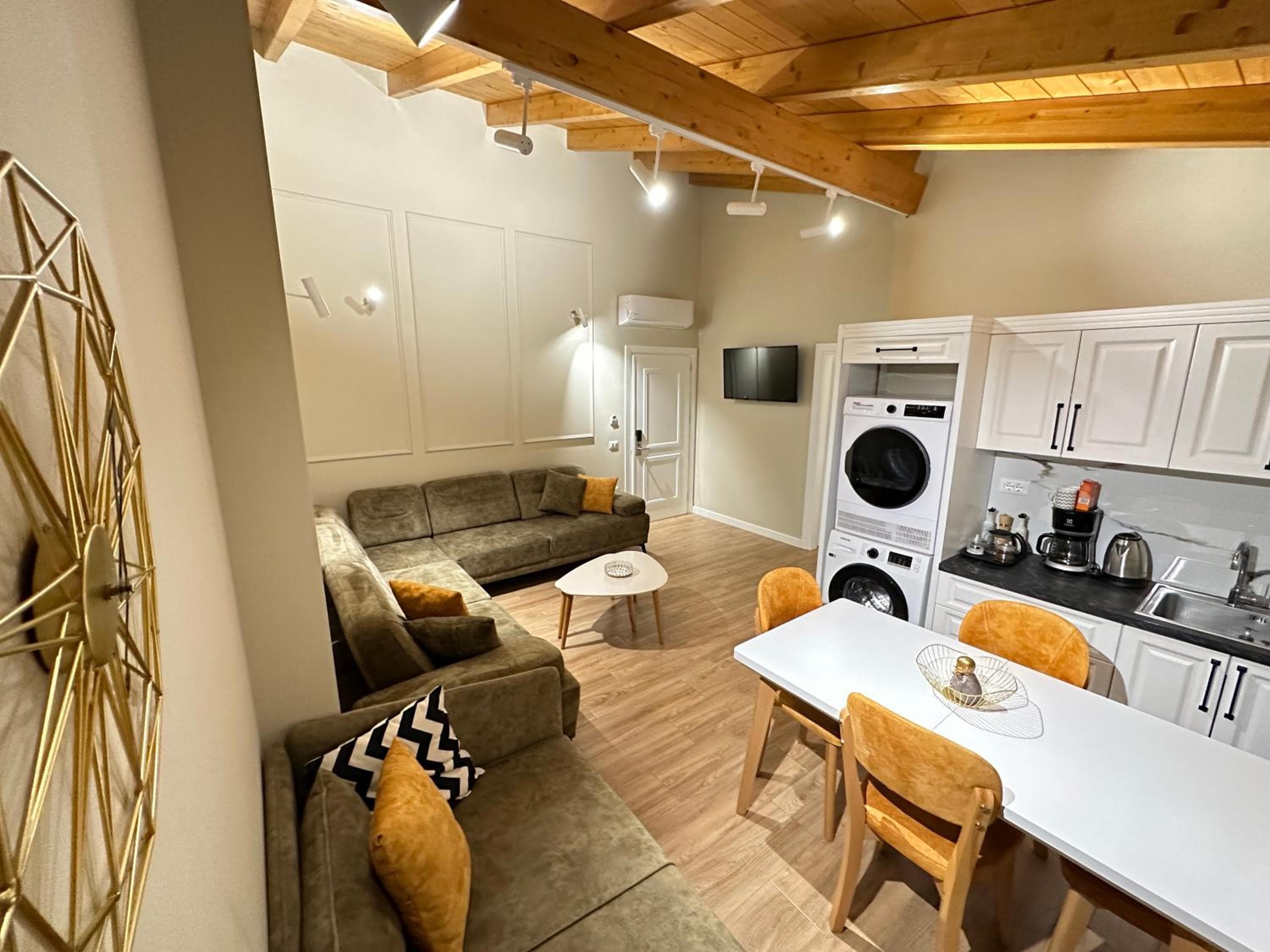 Arial Penthouse Suites, Vlorë