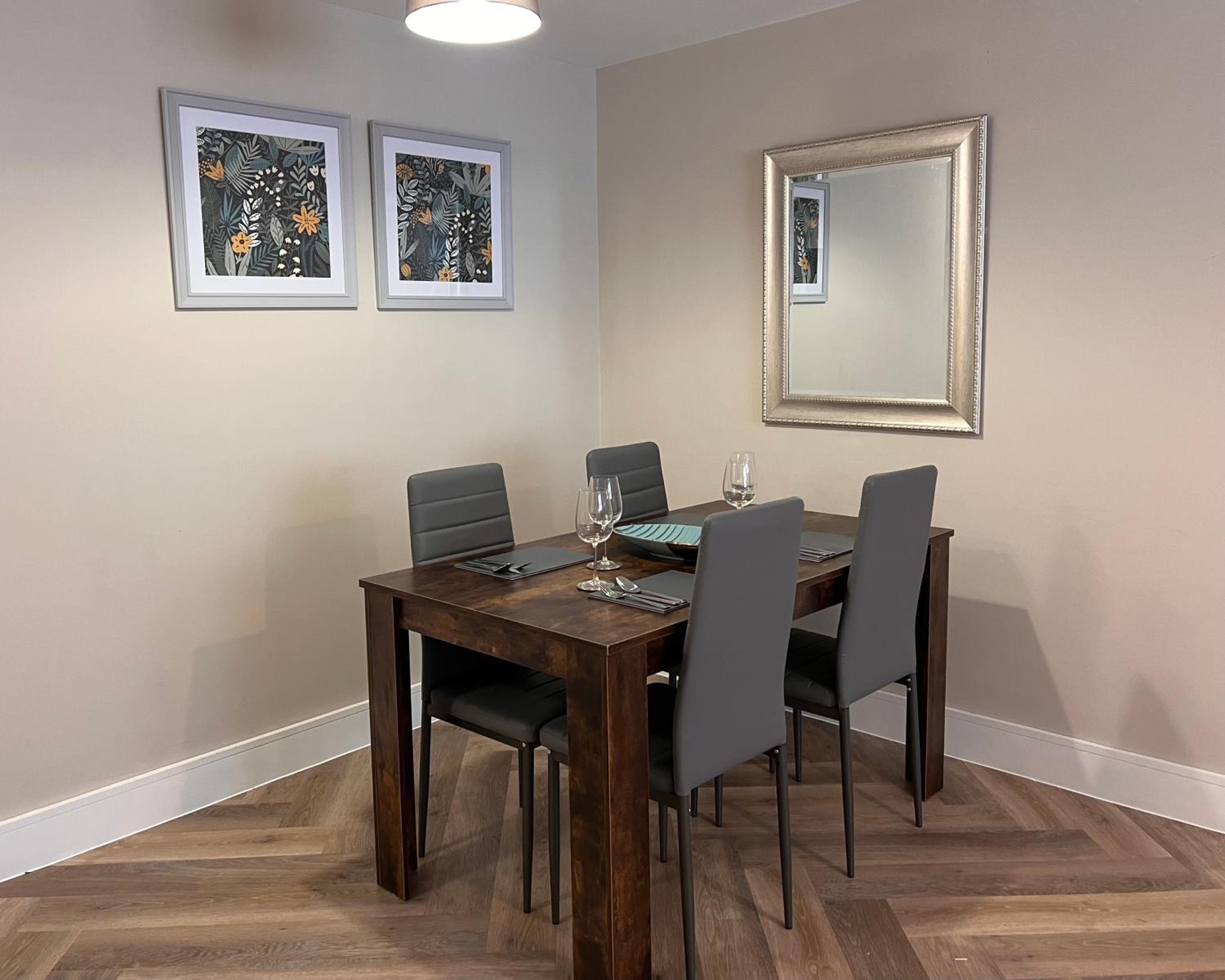 Dining at Modern Apartment - BHX NEC - Free Secure Gated Parking