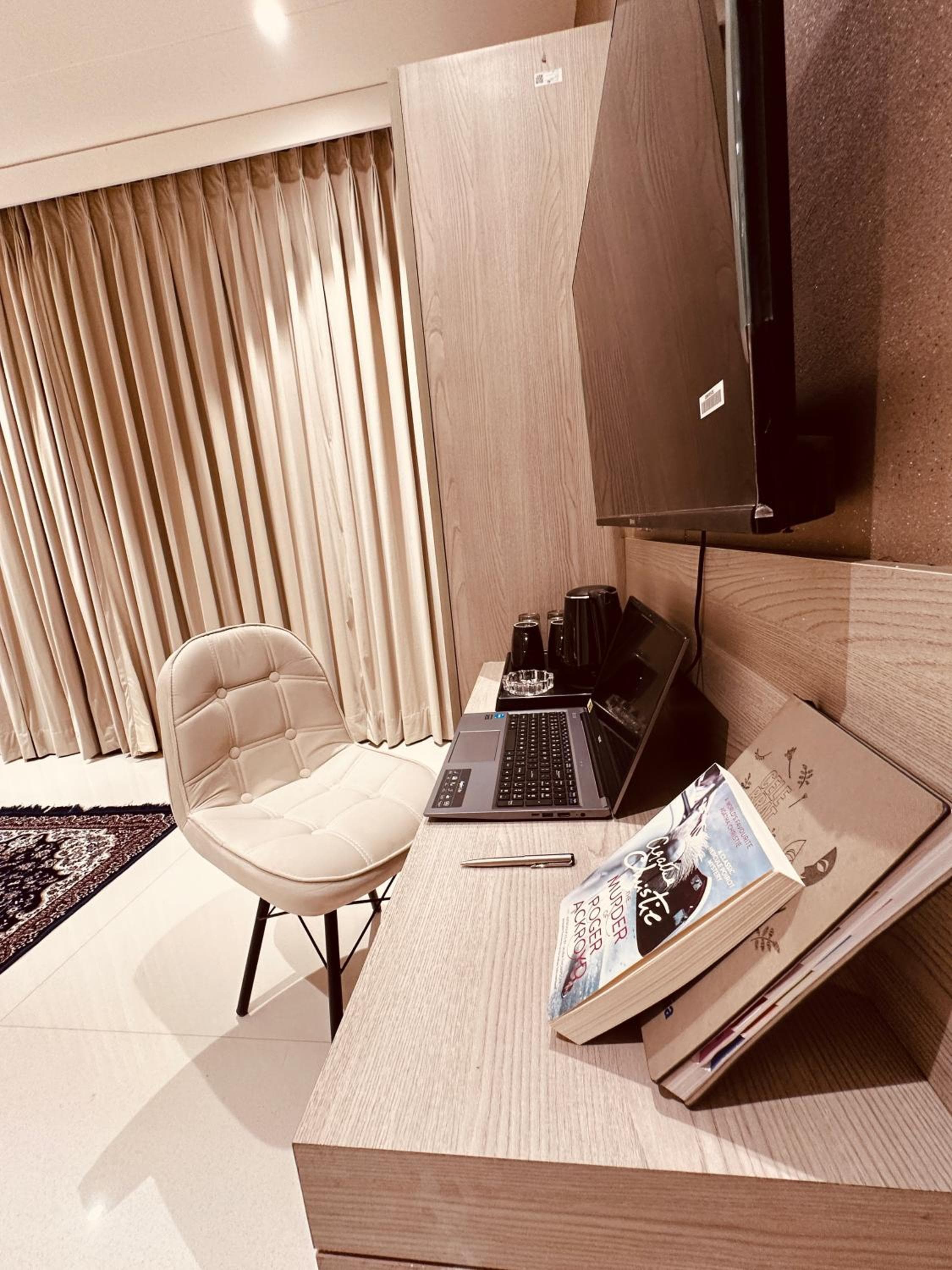 The Lodgers 2 BHK Serviced Apartment Near Artemis Hospital Sector 57 Gurgaon - Nearest Metro Station Sector 54 Chowk, Gurgaon, photo 2