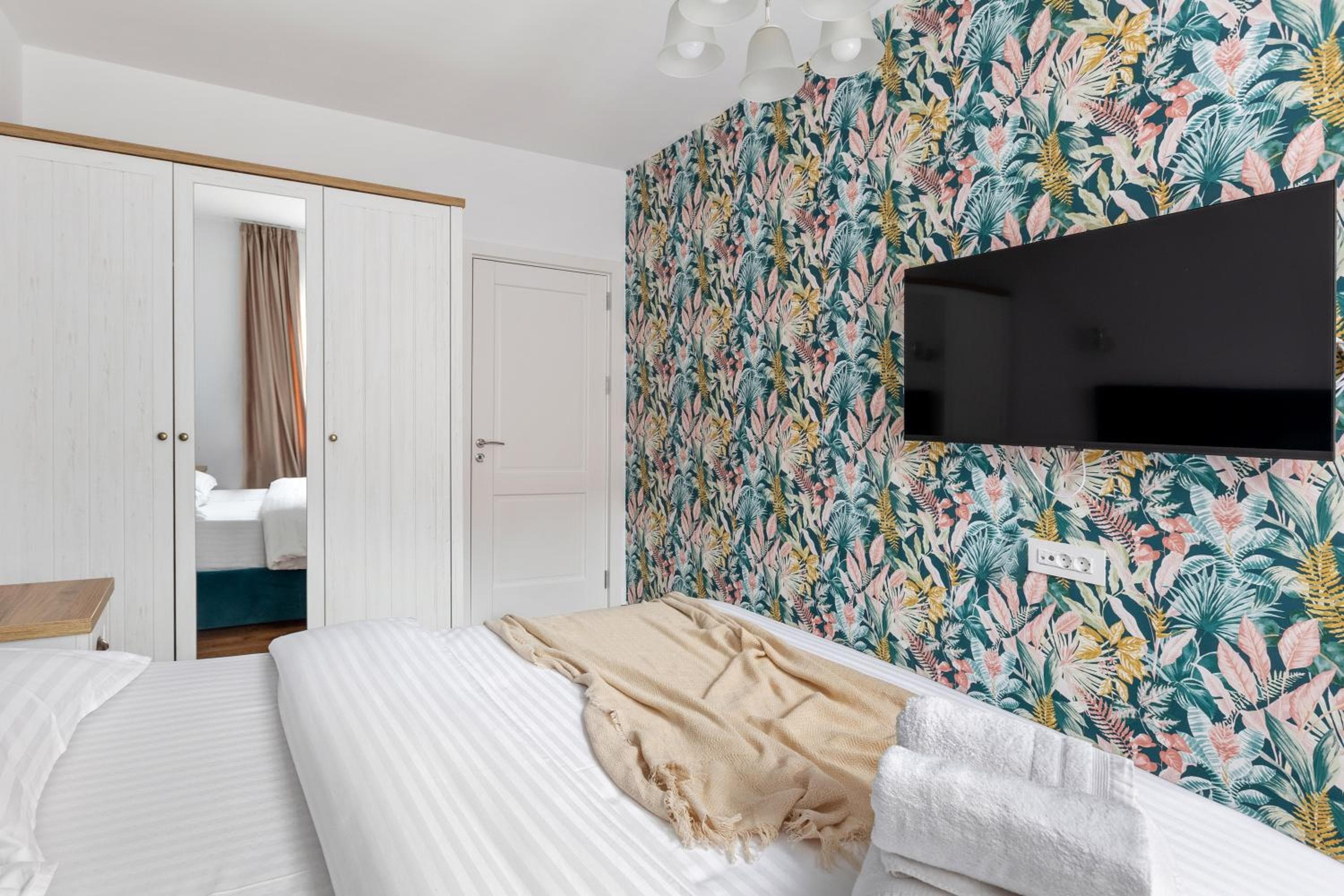 PEAK Aparthotel - Old Town - by CityHost, Braşov, photo 4