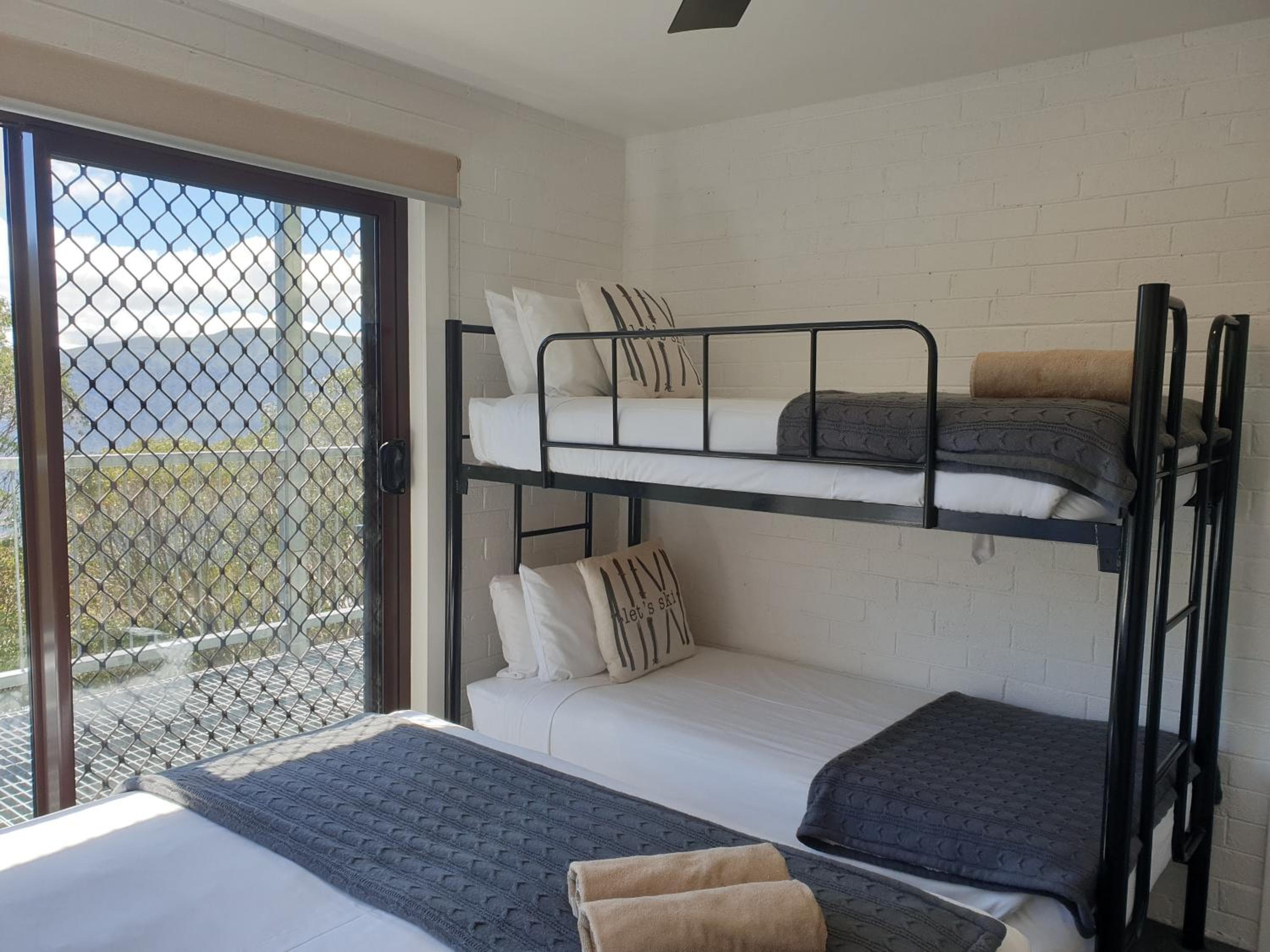Cedarwood Apartments, Falls Creek, photo 3