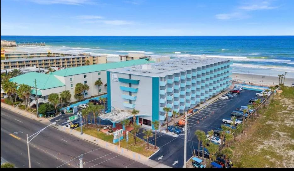Luxury Beach Condos with Pool and Tiki Bar!, Daytona Beach