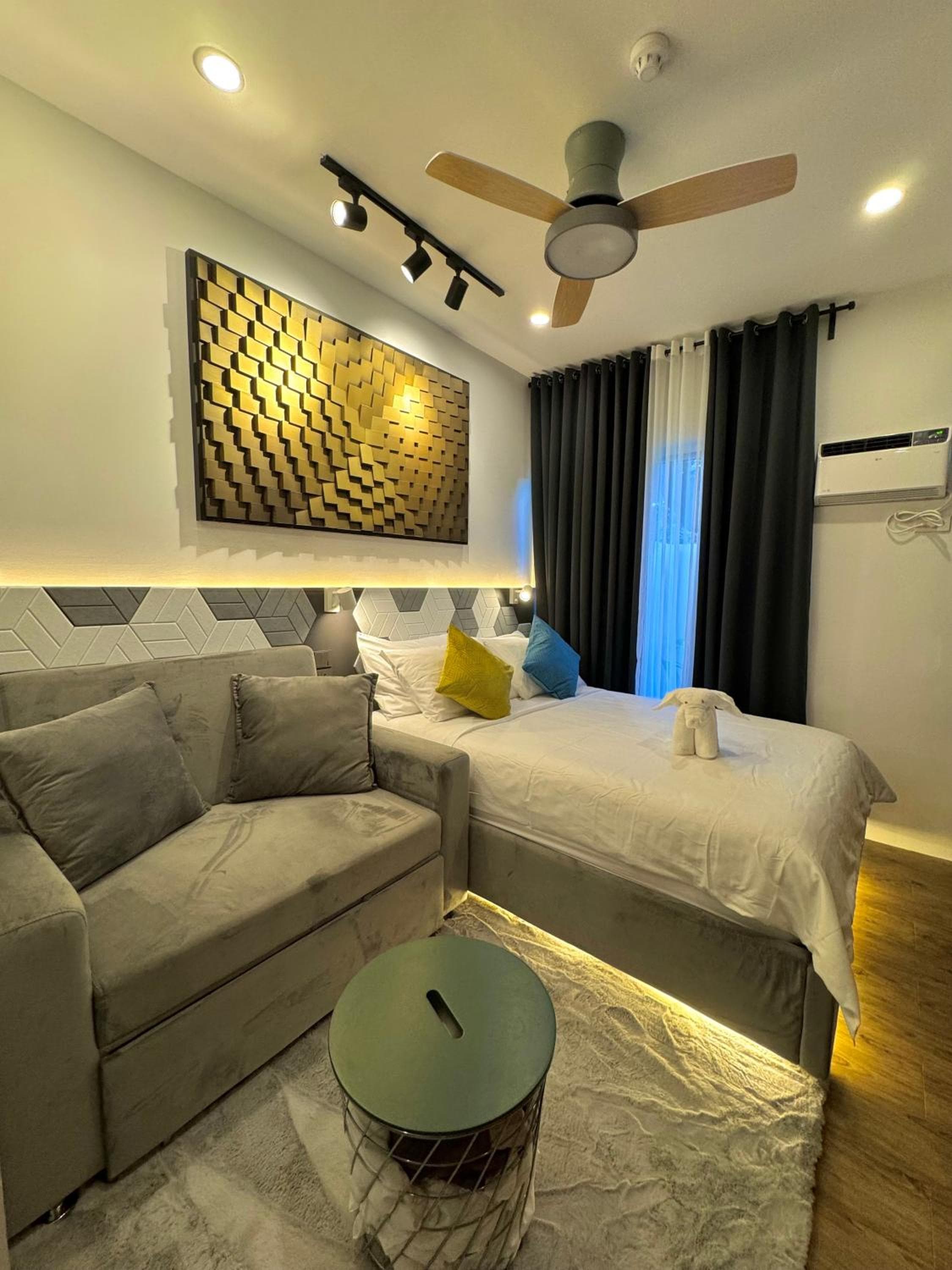 Fullerton Suites, Puting Kahoy