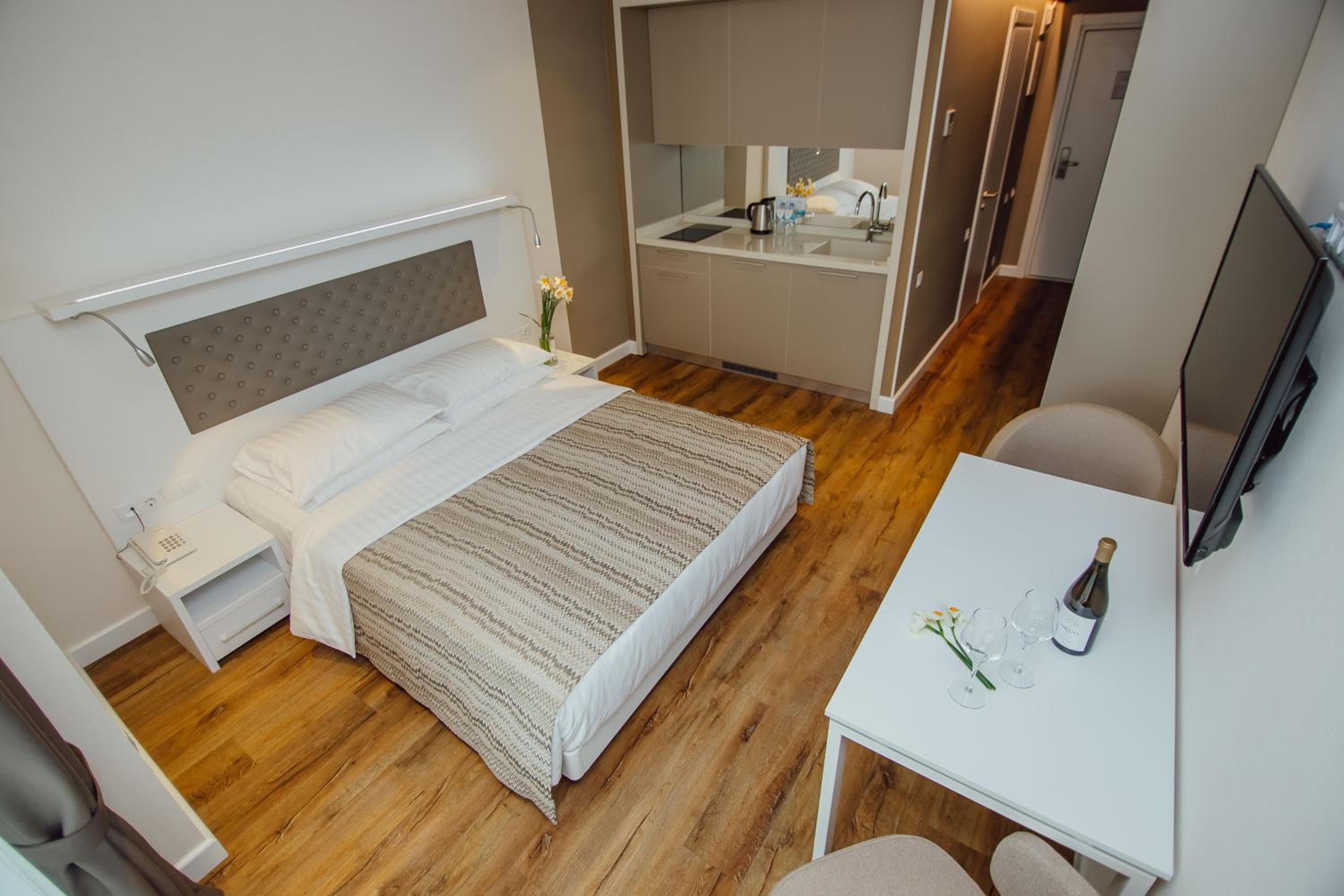 Viva beach Apartments in Alliance palace, Batumi, photo 3