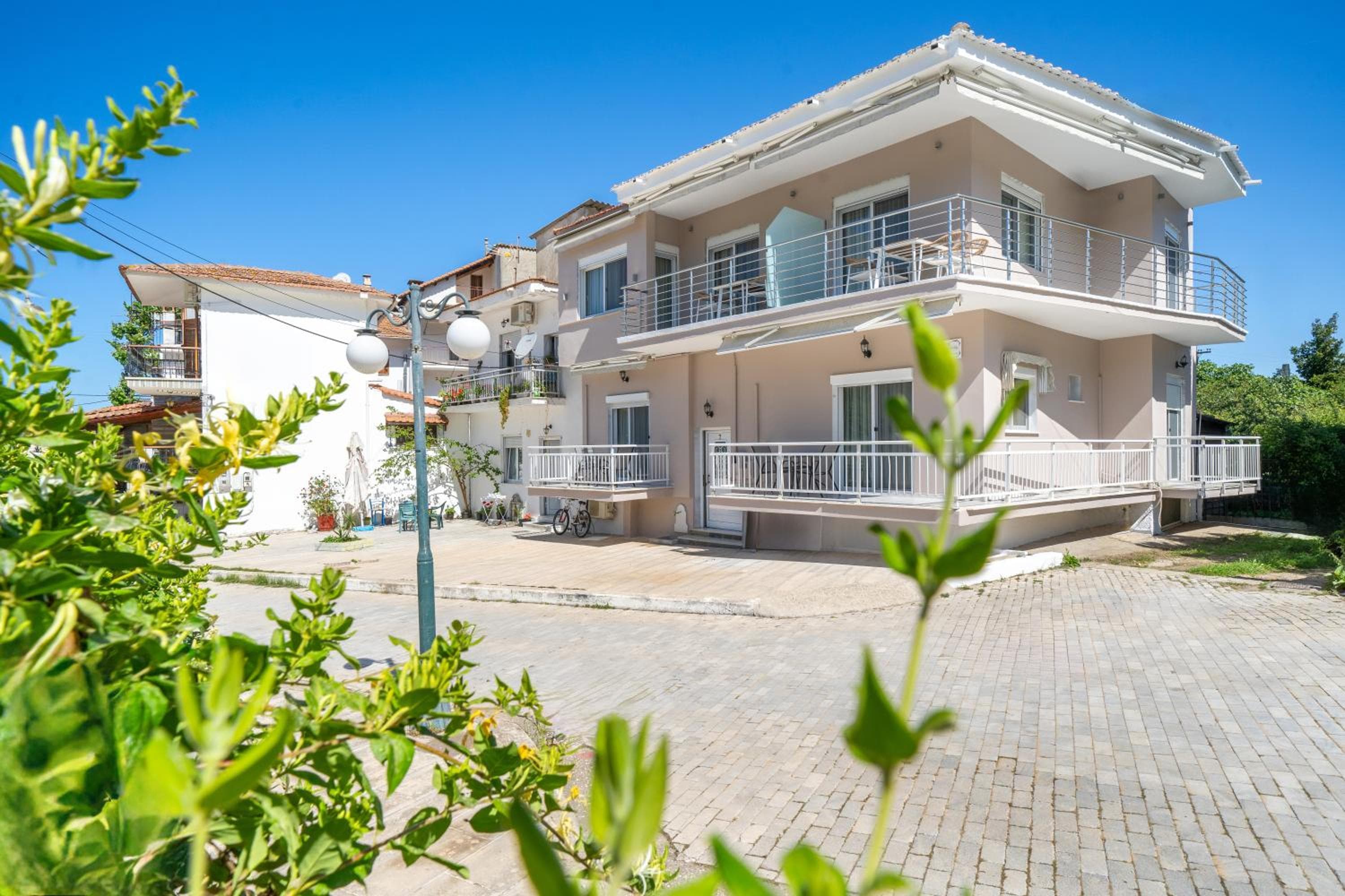 Port Oasis, Limenas