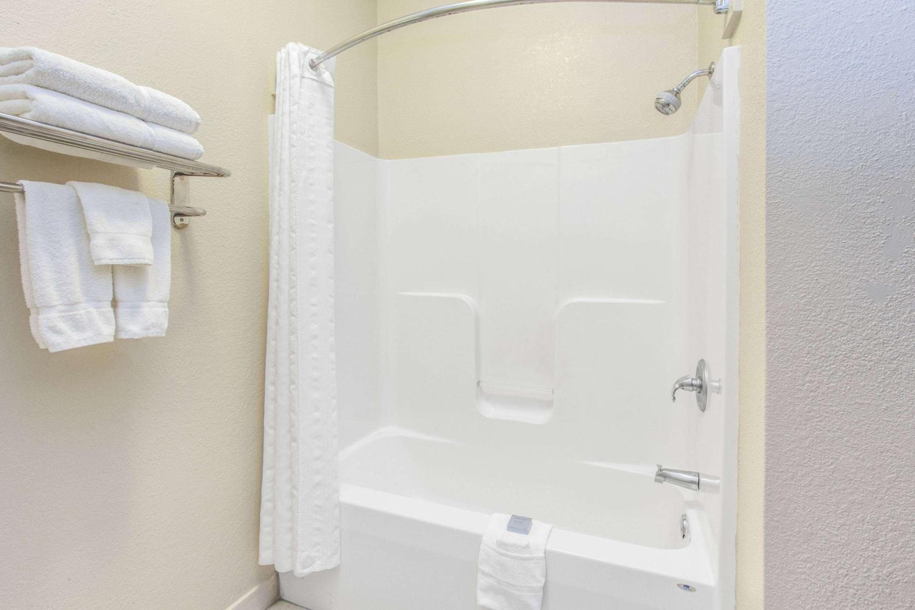 Hawthorn Extended Stay by Wyndham Bloomington, Bloomington, photo 6
