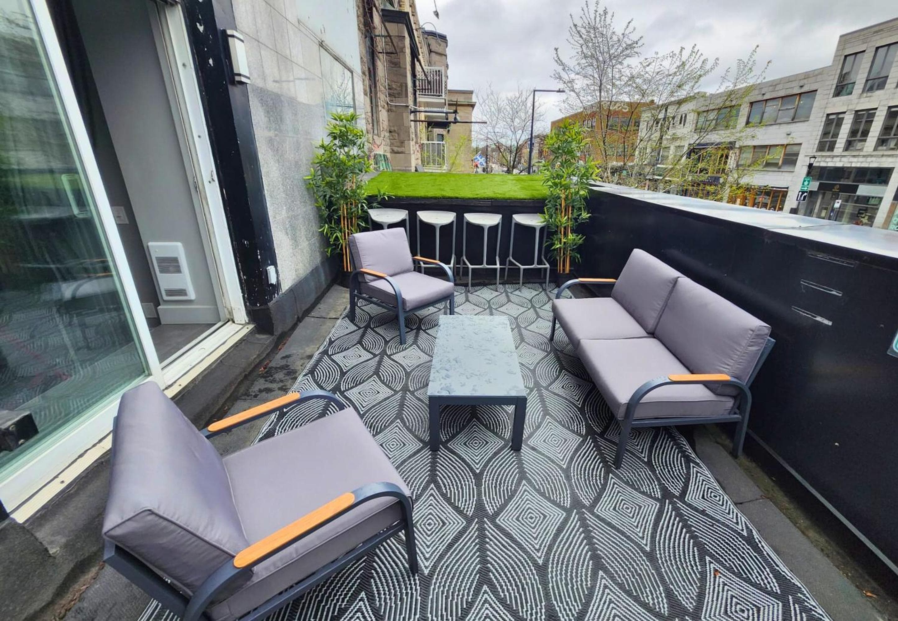 LiV MTL Soho Spacious Rooftop Suites for Groups Near Downtown Montreal, Montréal, photo 4