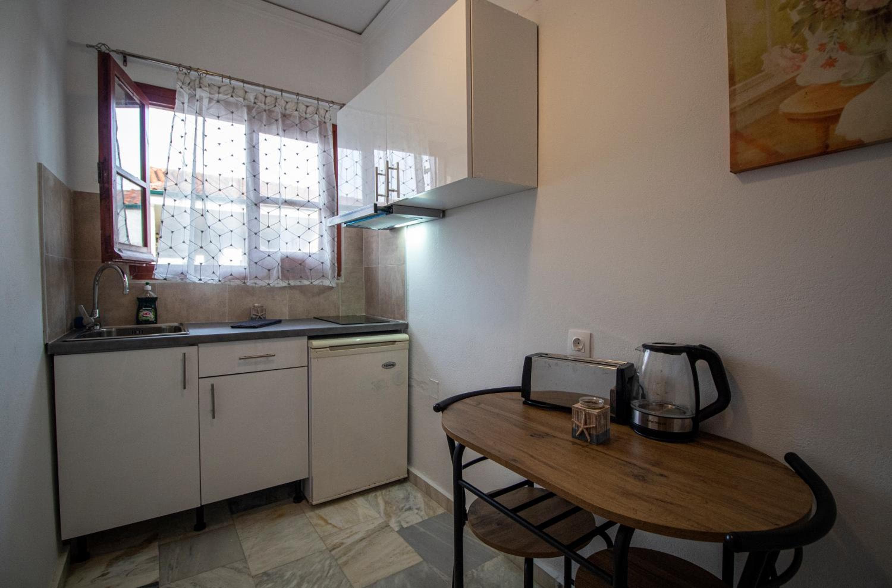 Harrys bar & apartments, Acharavi