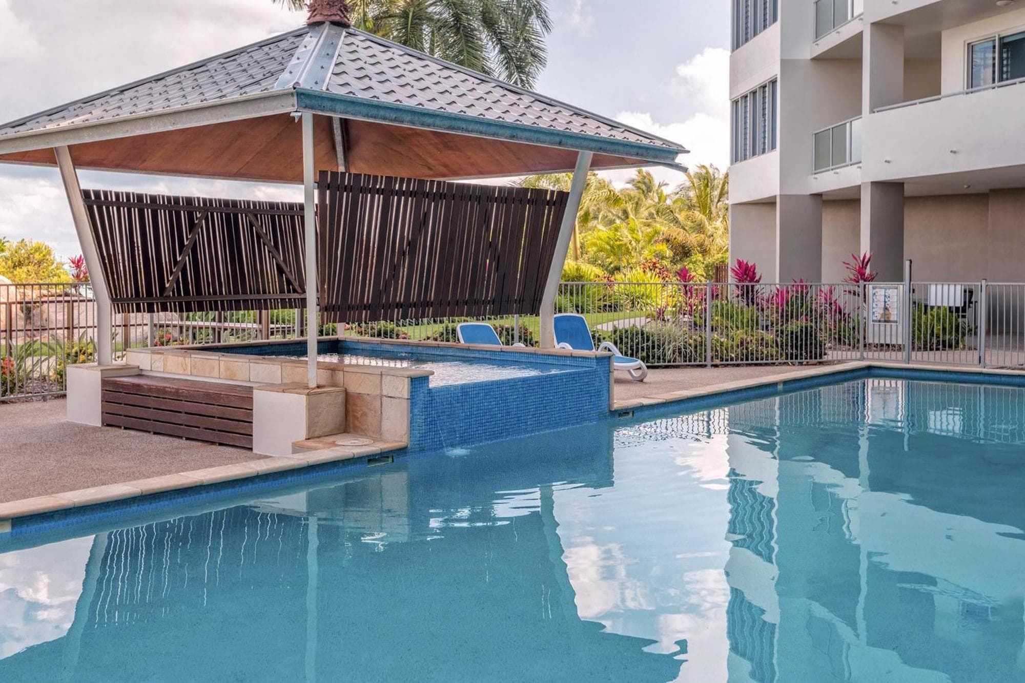 Coral Cove Apartments - Absolute Beachfront Resort Bowen, Bowen, photo 3