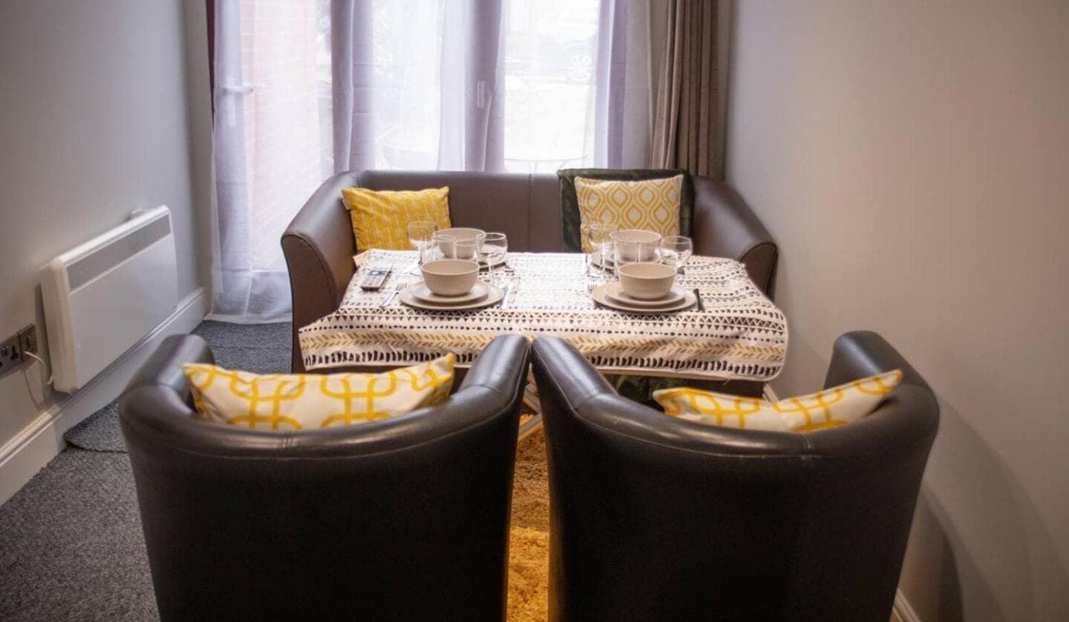 Dining at City center ground floor flat with patio &parking