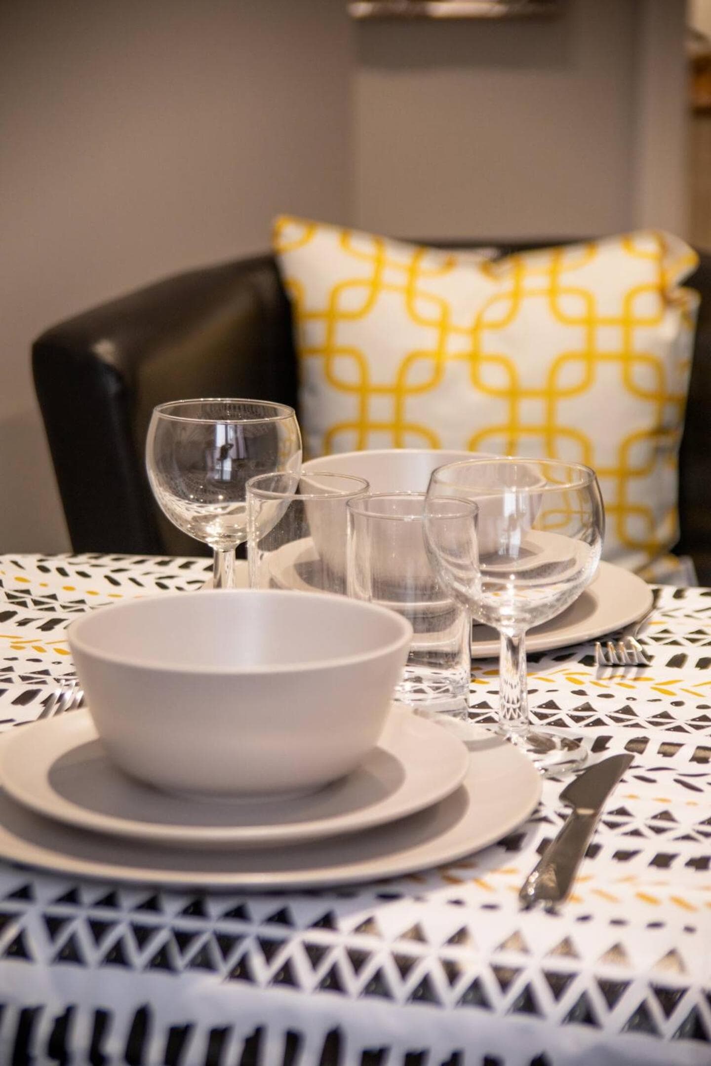 Dining at City center ground floor flat with patio &parking