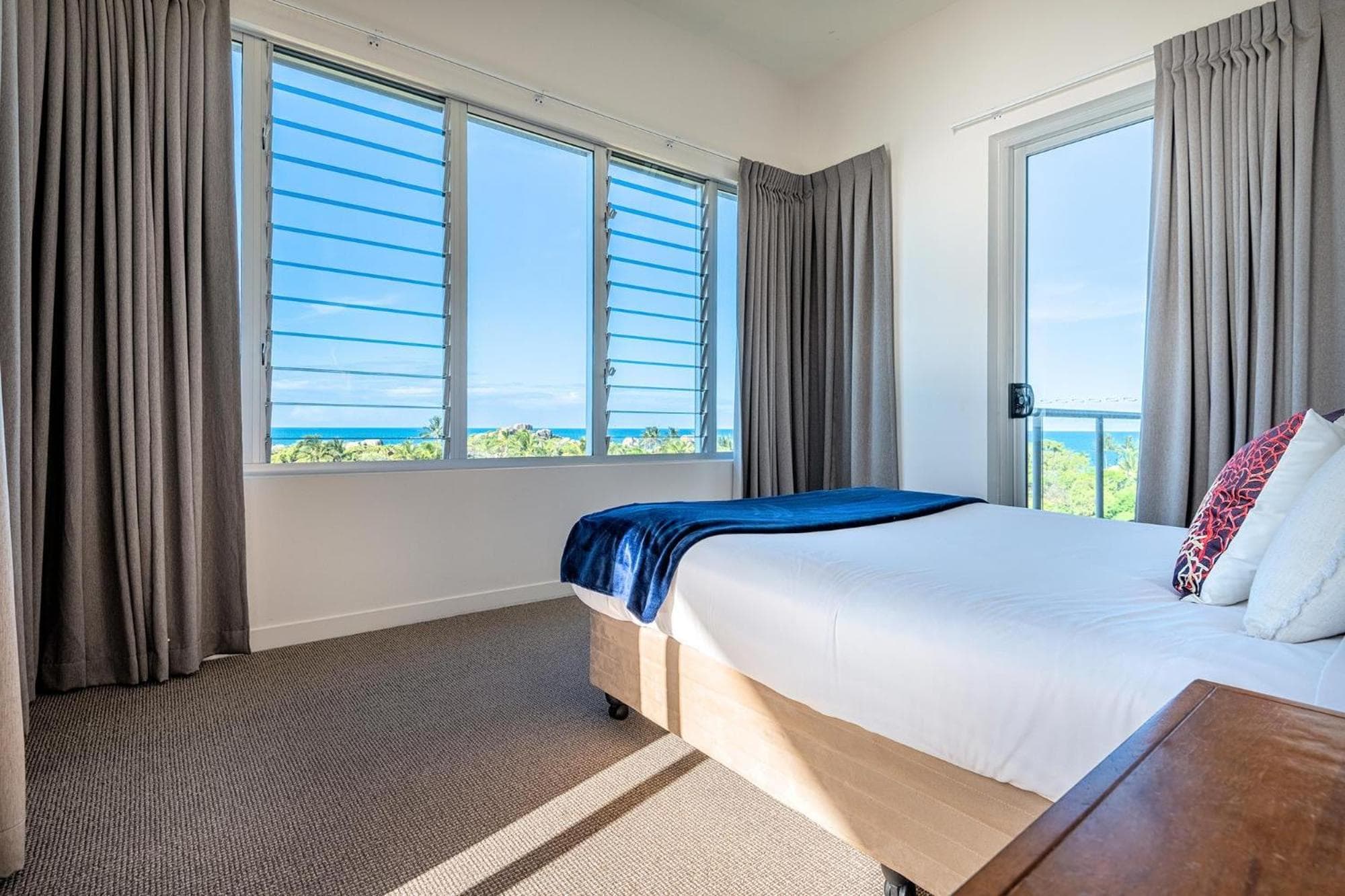 Coral Cove Apartments - Absolute Beachfront Resort Bowen, Bowen, photo 6