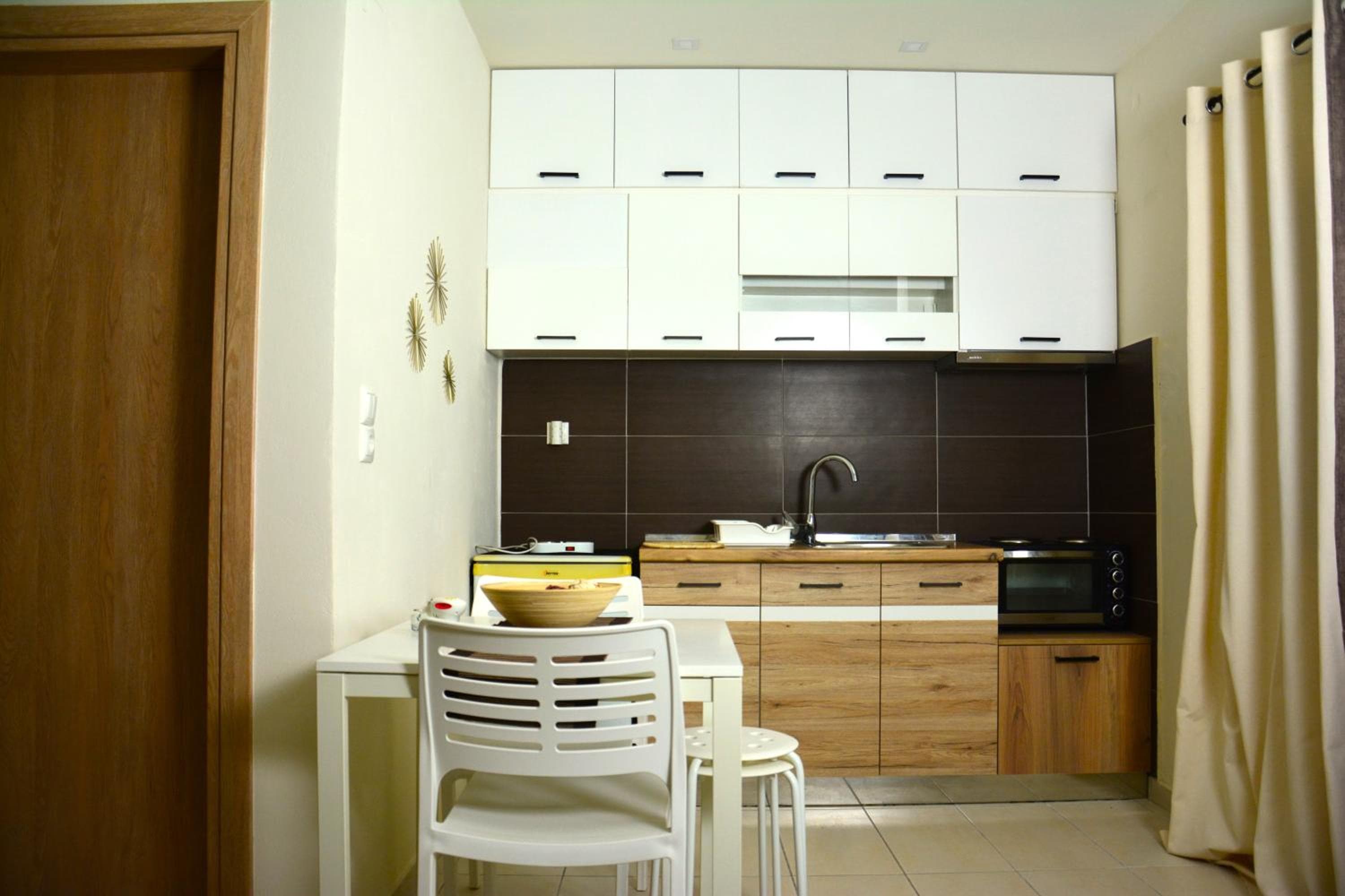Cinque Stelle Apartments, Glífa