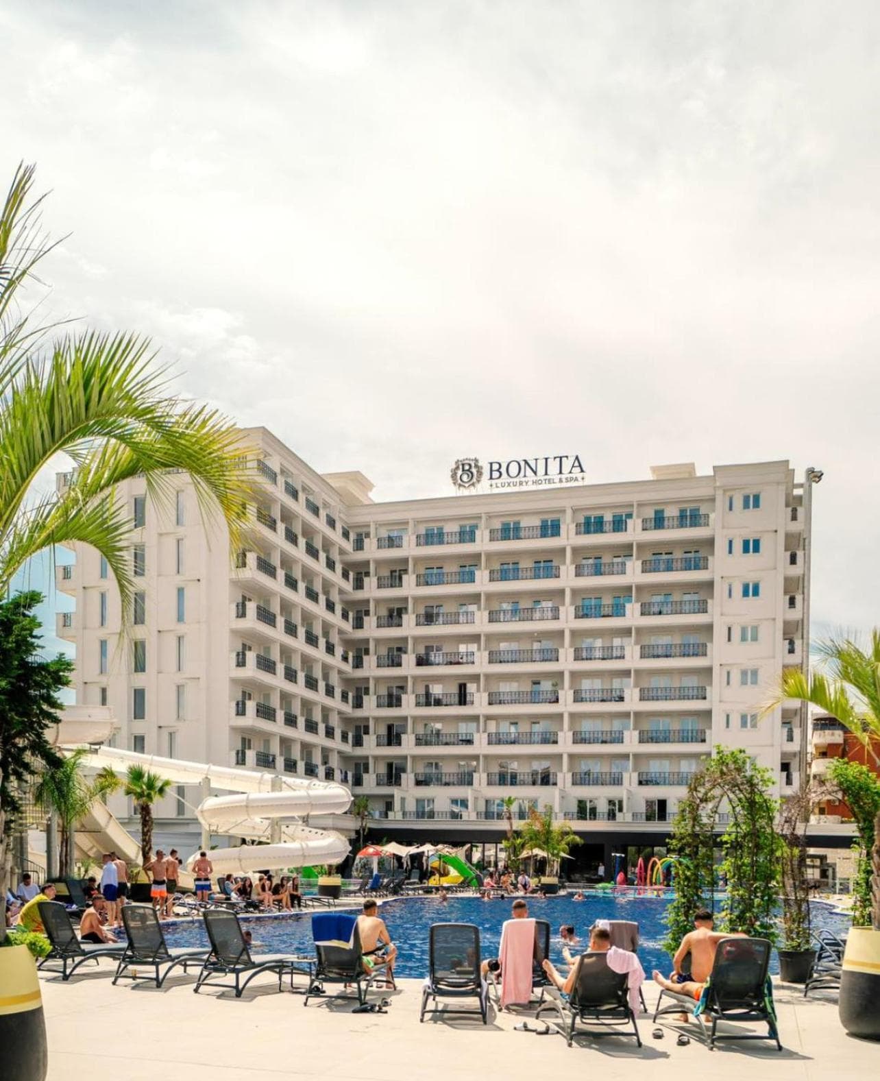 Coastline Luxury Apart Hotel, Golem