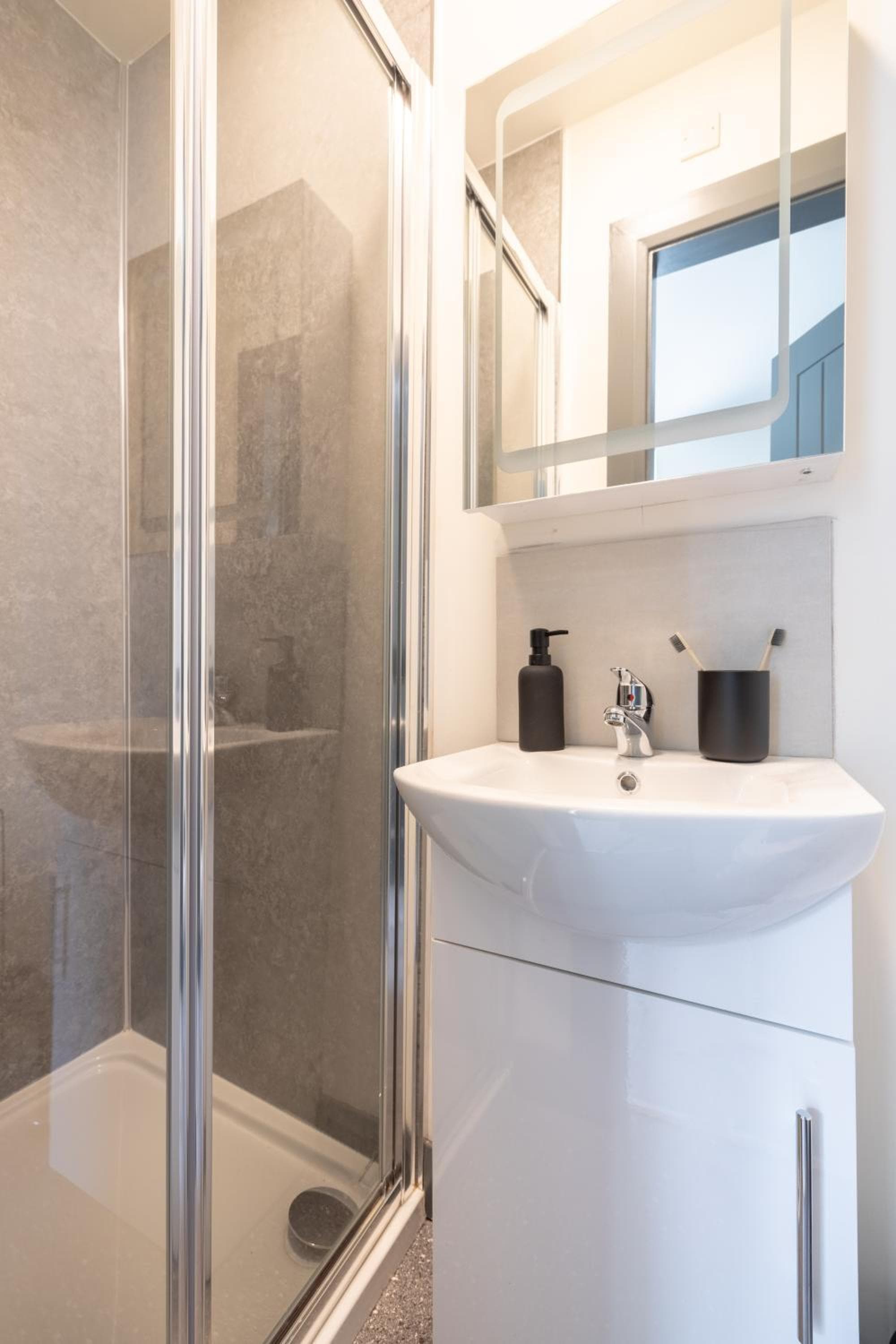 Private Double Rooms by Travel Lets Short Term Rental Agency In Derry City Centre, Derry Londonderry, photo 5