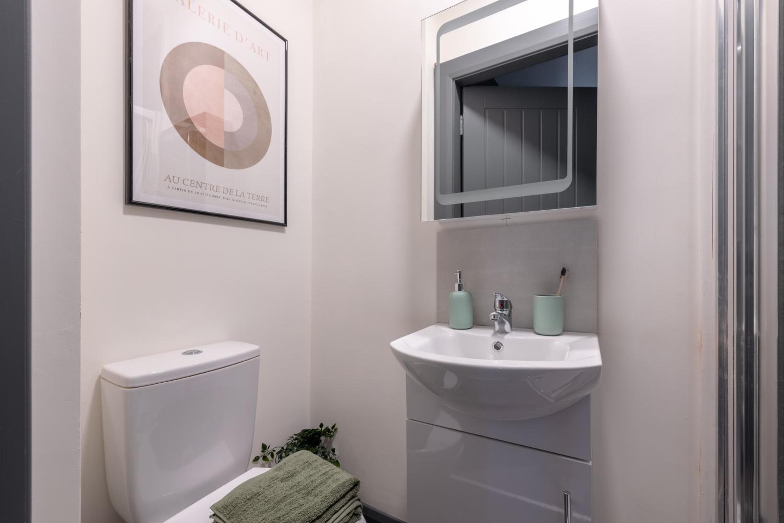Private Double Rooms by Travel Lets Short Term Rental Agency In Derry City Centre, Derry Londonderry, photo 2