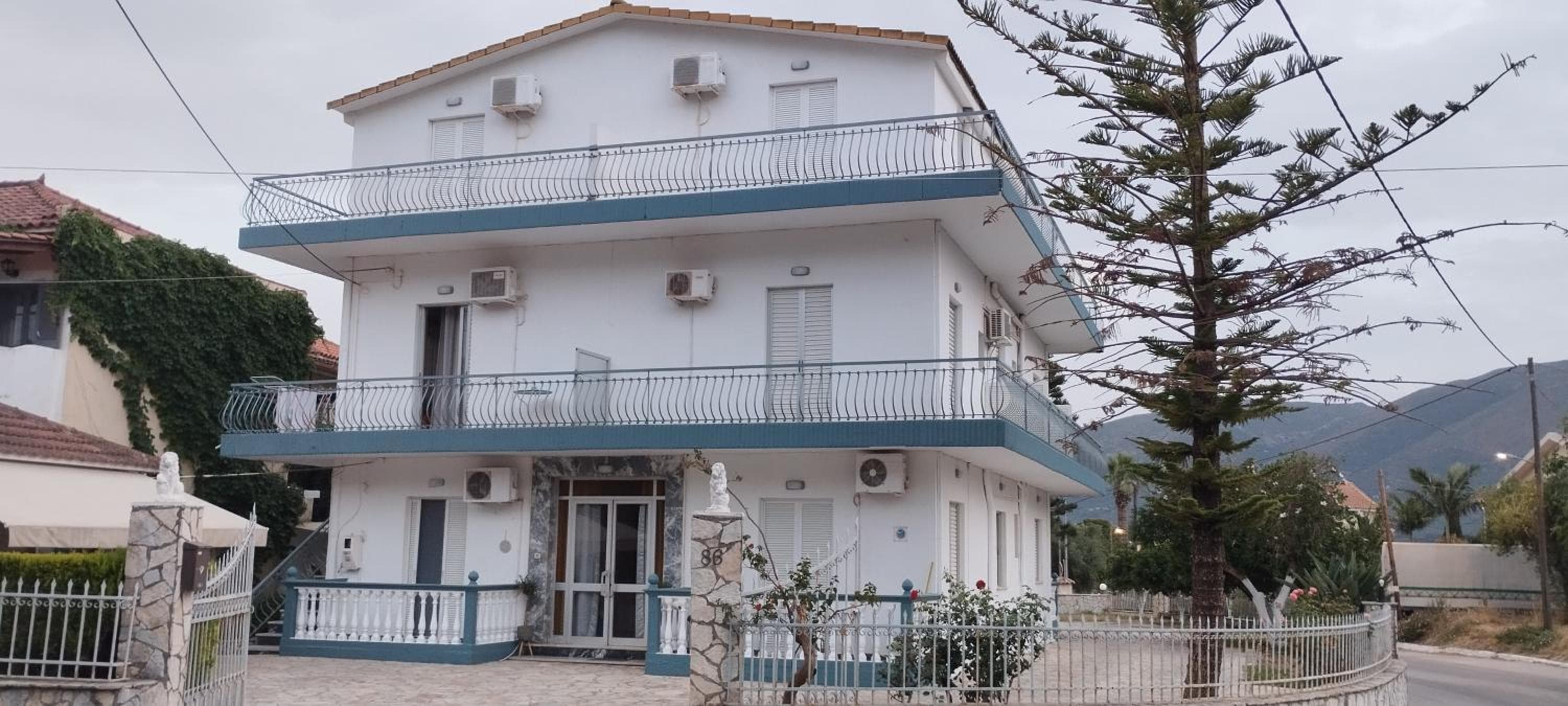 Hector's Studios, Alikanas