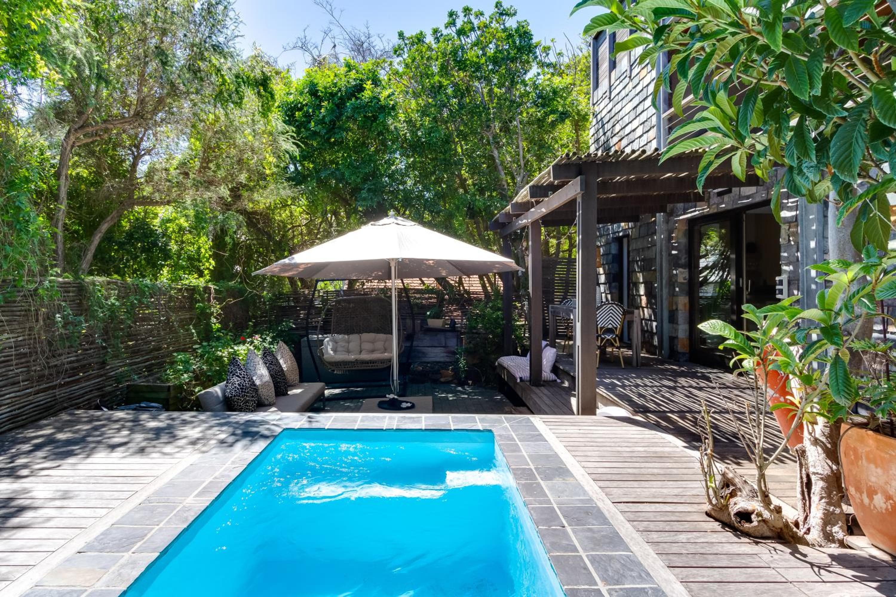 Sweet Greta Tranquil Garden Apartment with Pool, photo 1