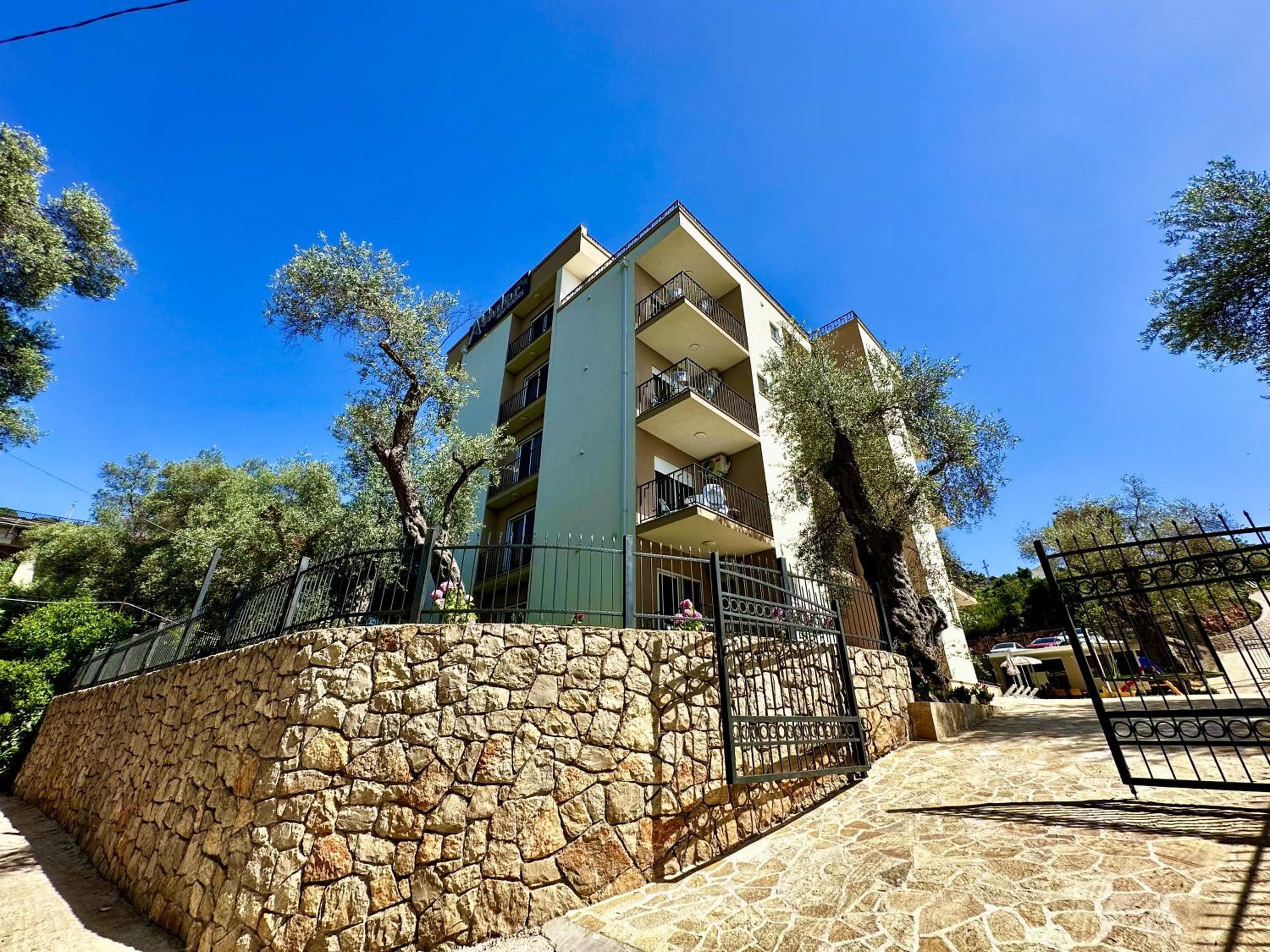 AKHDAR APARTMENTS free parking, pool & breakfast, Utjeha, photo 2