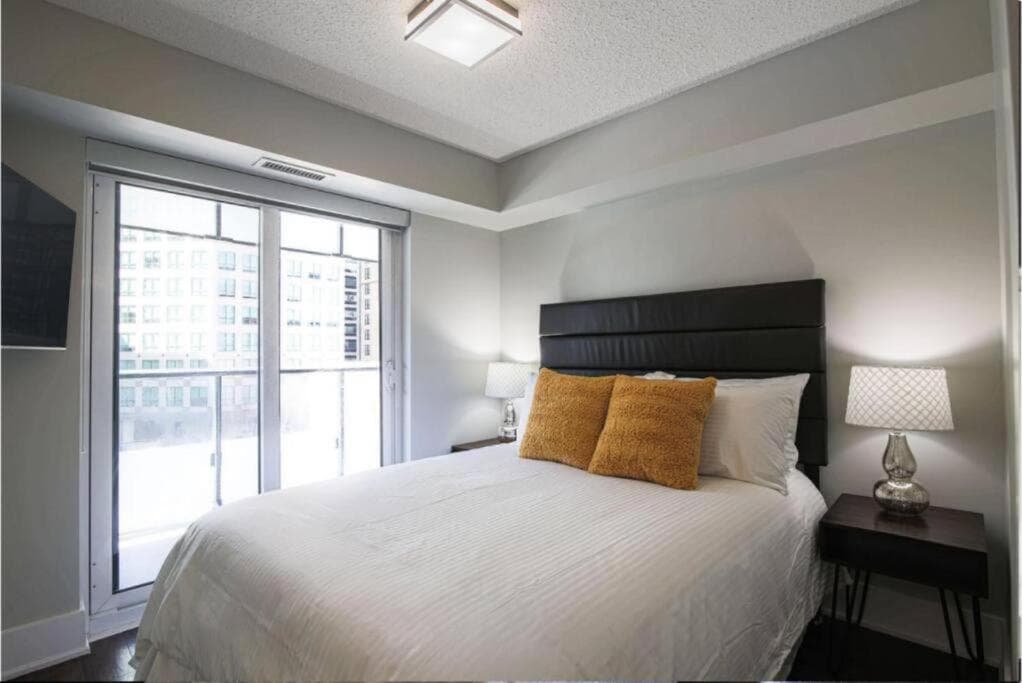 Skyline Suites - Walk to MTCC, ACC, Rogers Centre & Entertainment District, Toronto, photo 2