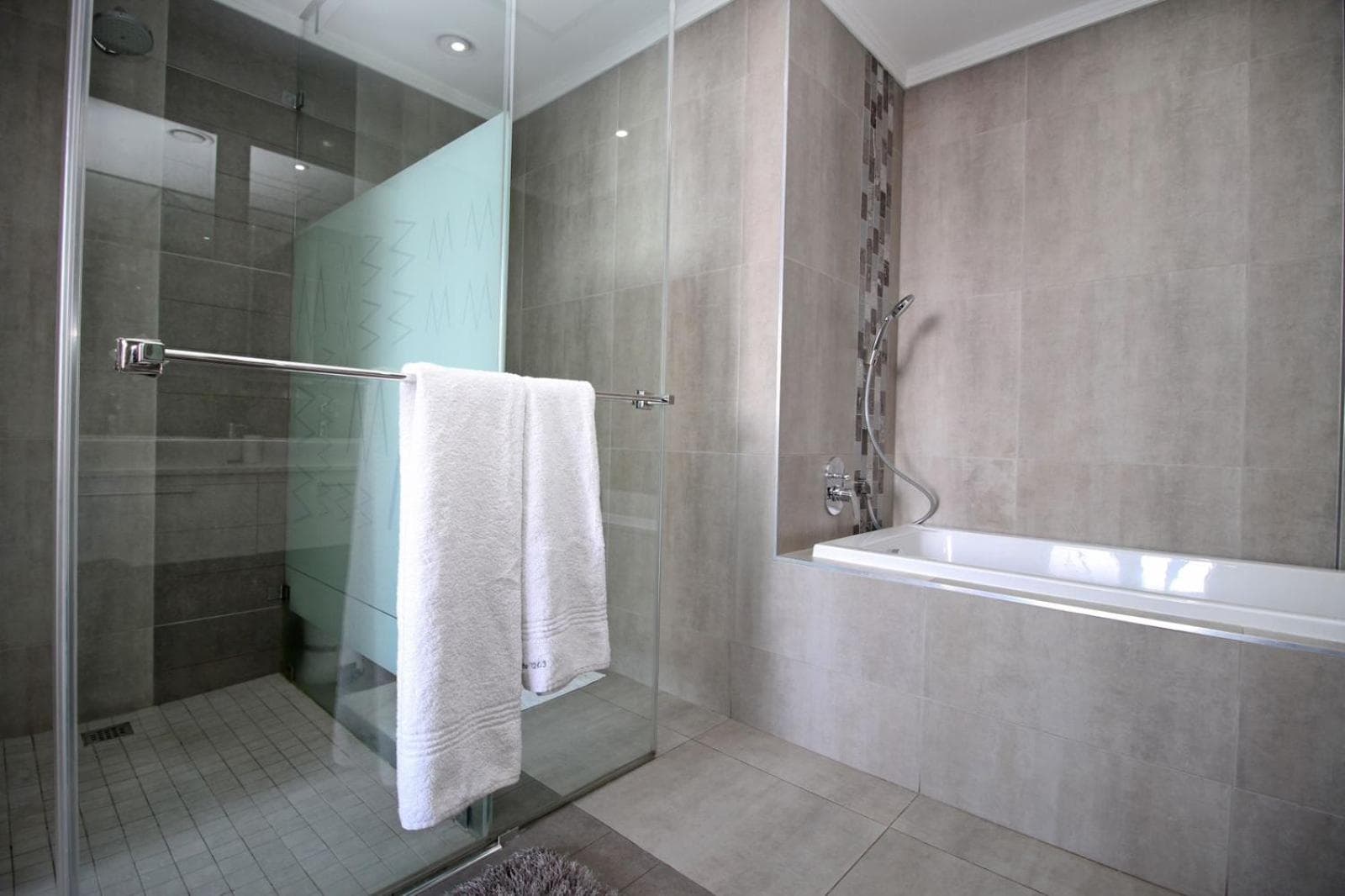 Executive 3 bed apartment with balcony & Executive 2 bed apartment in Sandton, Johannesburg, photo 6