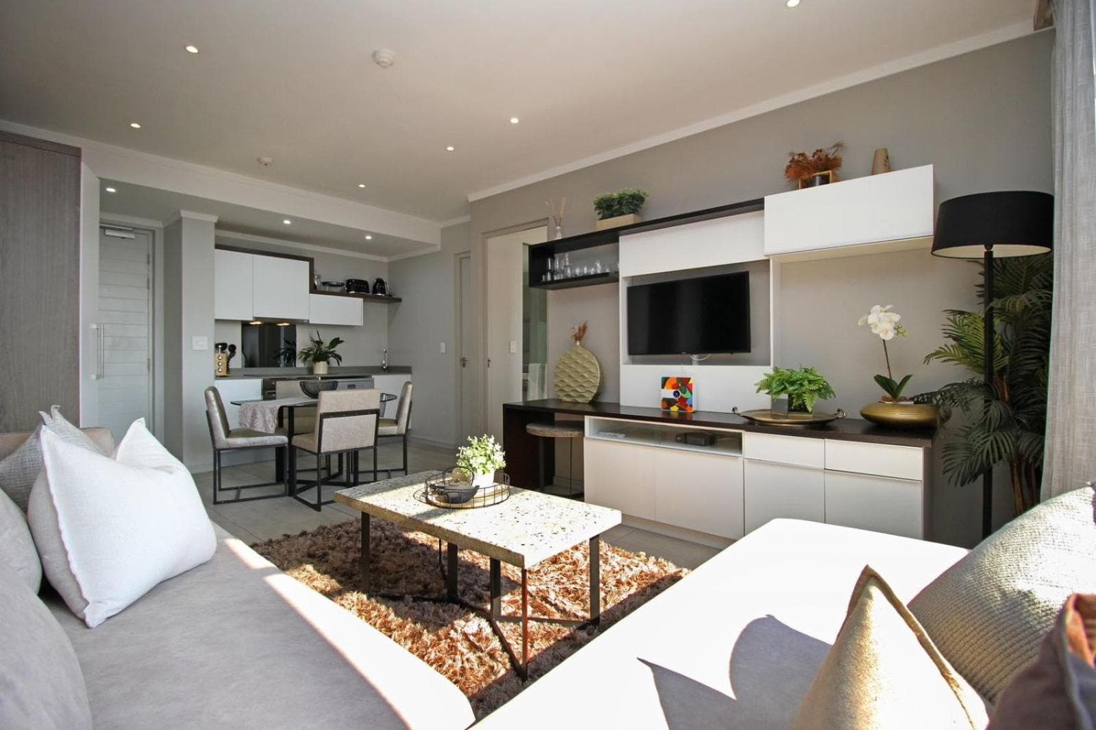 Executive 3 bed apartment with balcony & Executive 2 bed apartment in Sandton, Johannesburg, photo 4