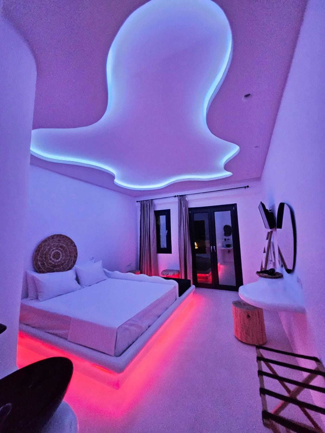 ELLI TROPiCAL LUXURY SUITES SUNSET-INFINITY POOL- SEA SIDE-NEAR CENTER PARKING, Mýkonos City