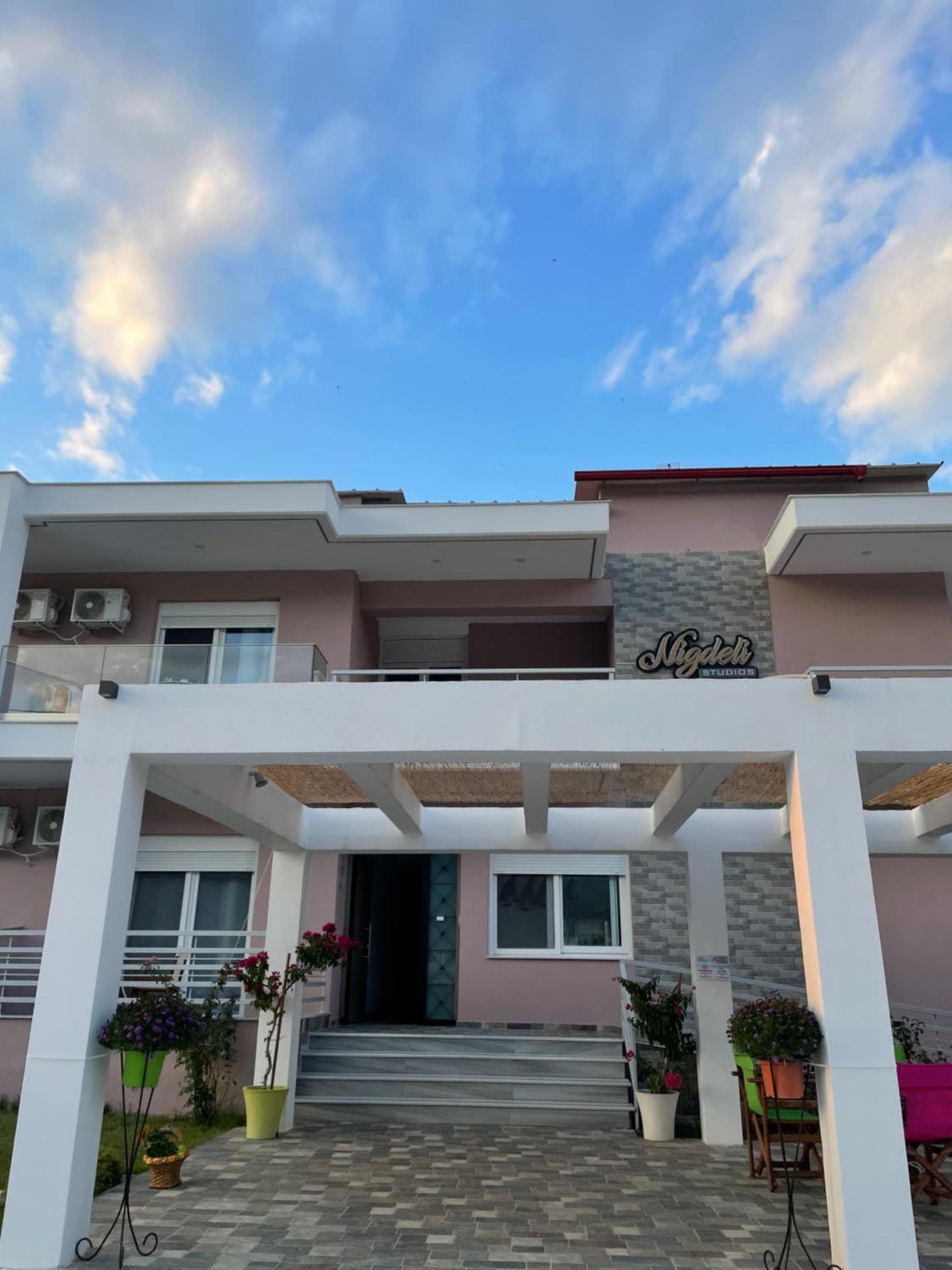 Nigdeli Studios, Stavros