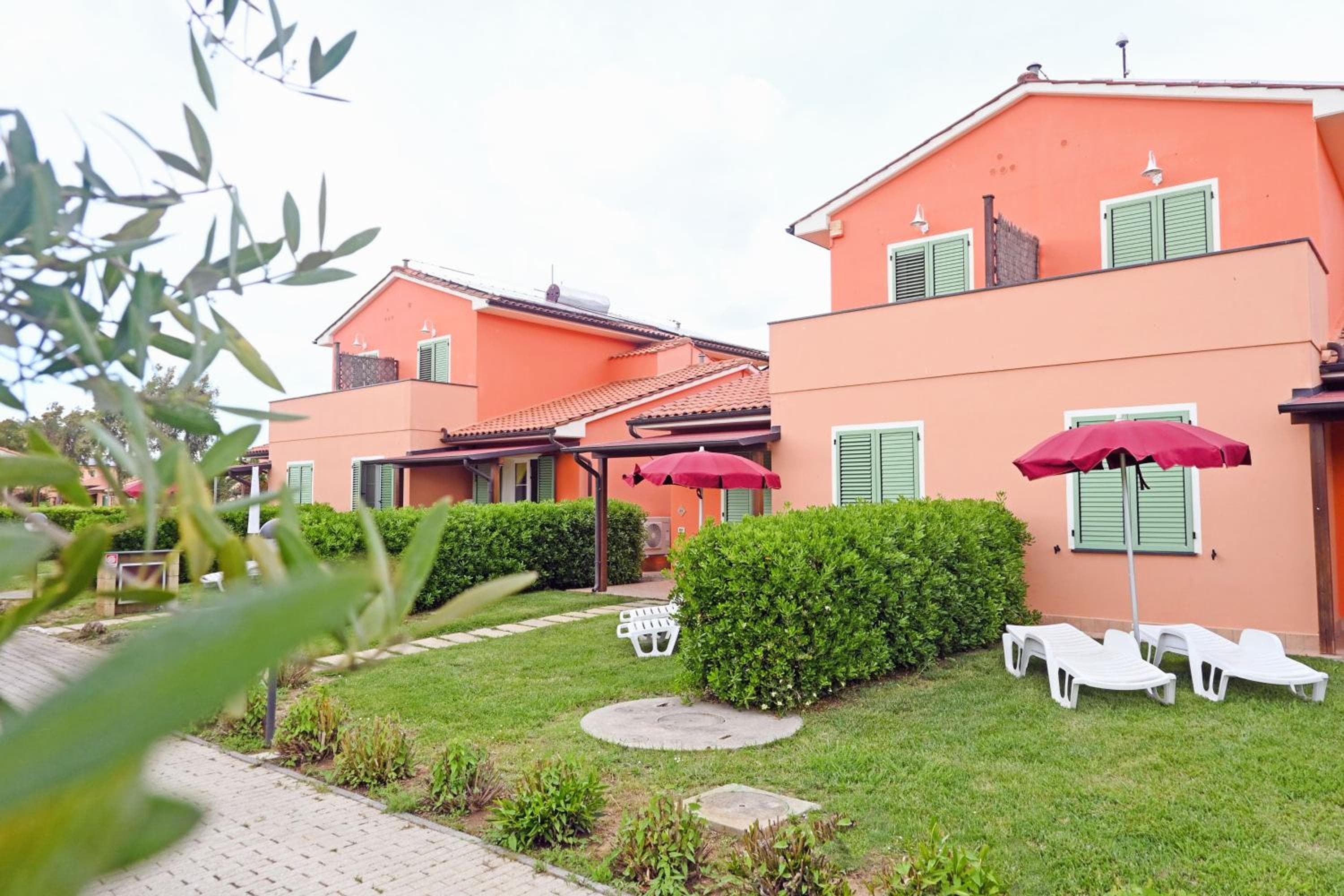 Residence with swimming pool in Mazzanta just 600 meters from the beach, Mazzanta