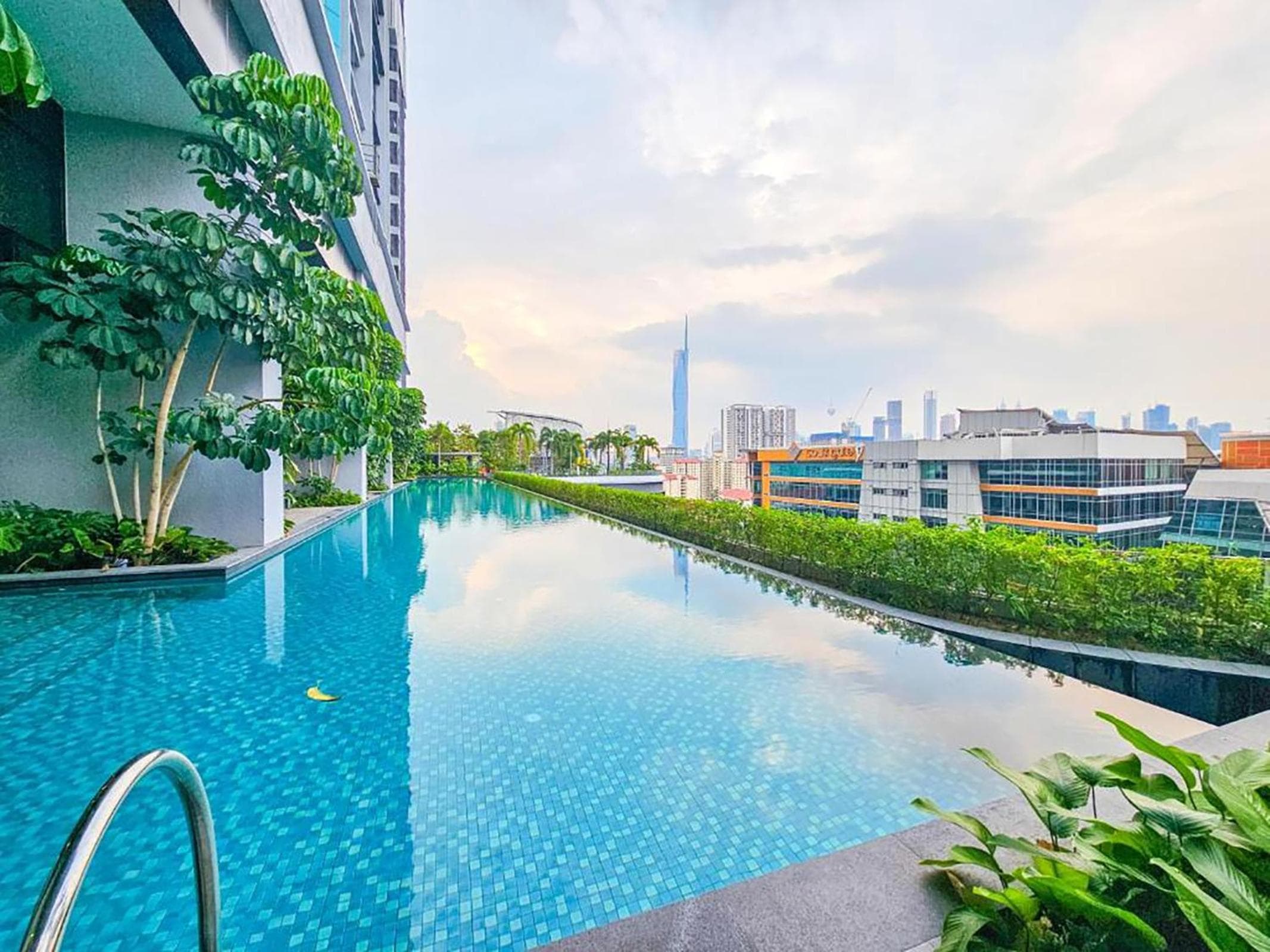 Skyscraper 65 KL Highest Outdoor Bathtub Luxury Lavish Designer Suite Penthouse Lv65, Kuala Lumpur, photo 2