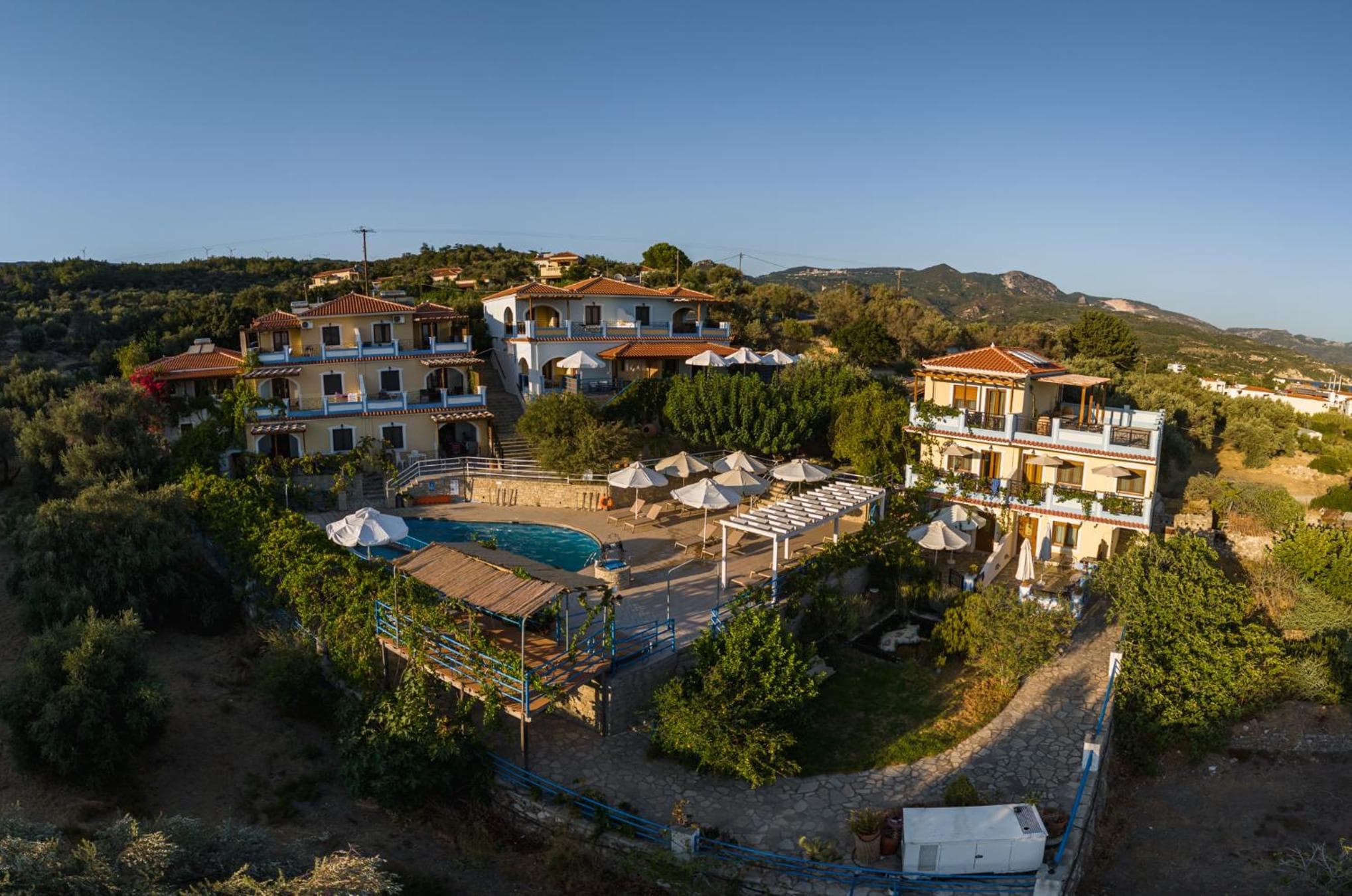 Pantheon Apartments & Studios, Marathokampos