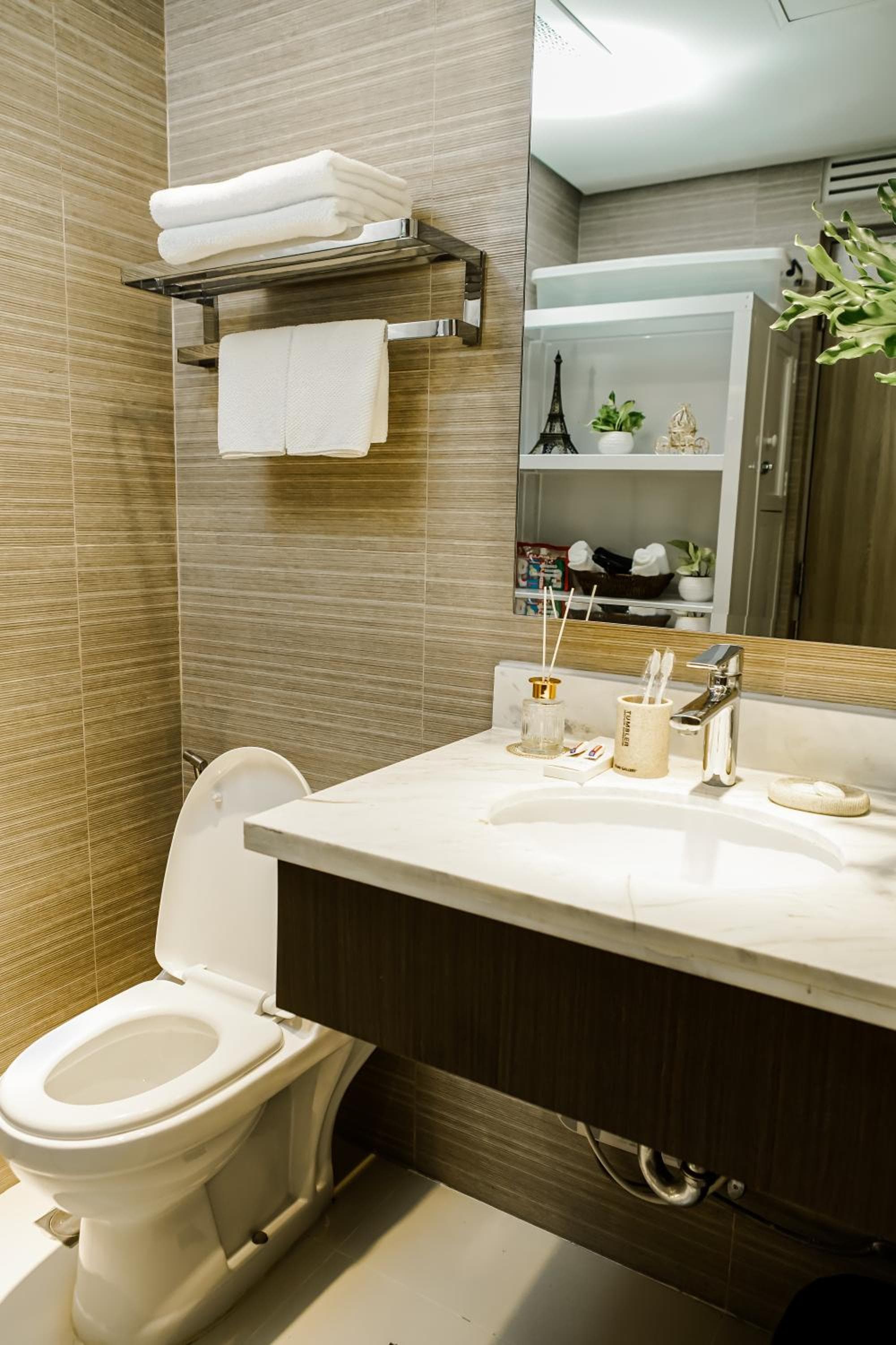 Luxe Suite at BCCT - BGC's Prime Studio - Gym, Infinity Pool with breathtaking skyline view, Manila