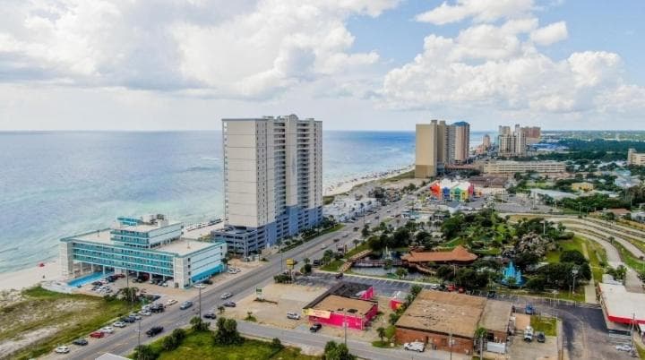 Oceanfront BEACH! CONDO COUPLES GETAWAY,HONEYMOON SWEET, Perfectly Cozy Beach Front Condo, full kitchen, pool, free parking,CHECK-IN AT DOOR You will LOVE, Panama City Beach