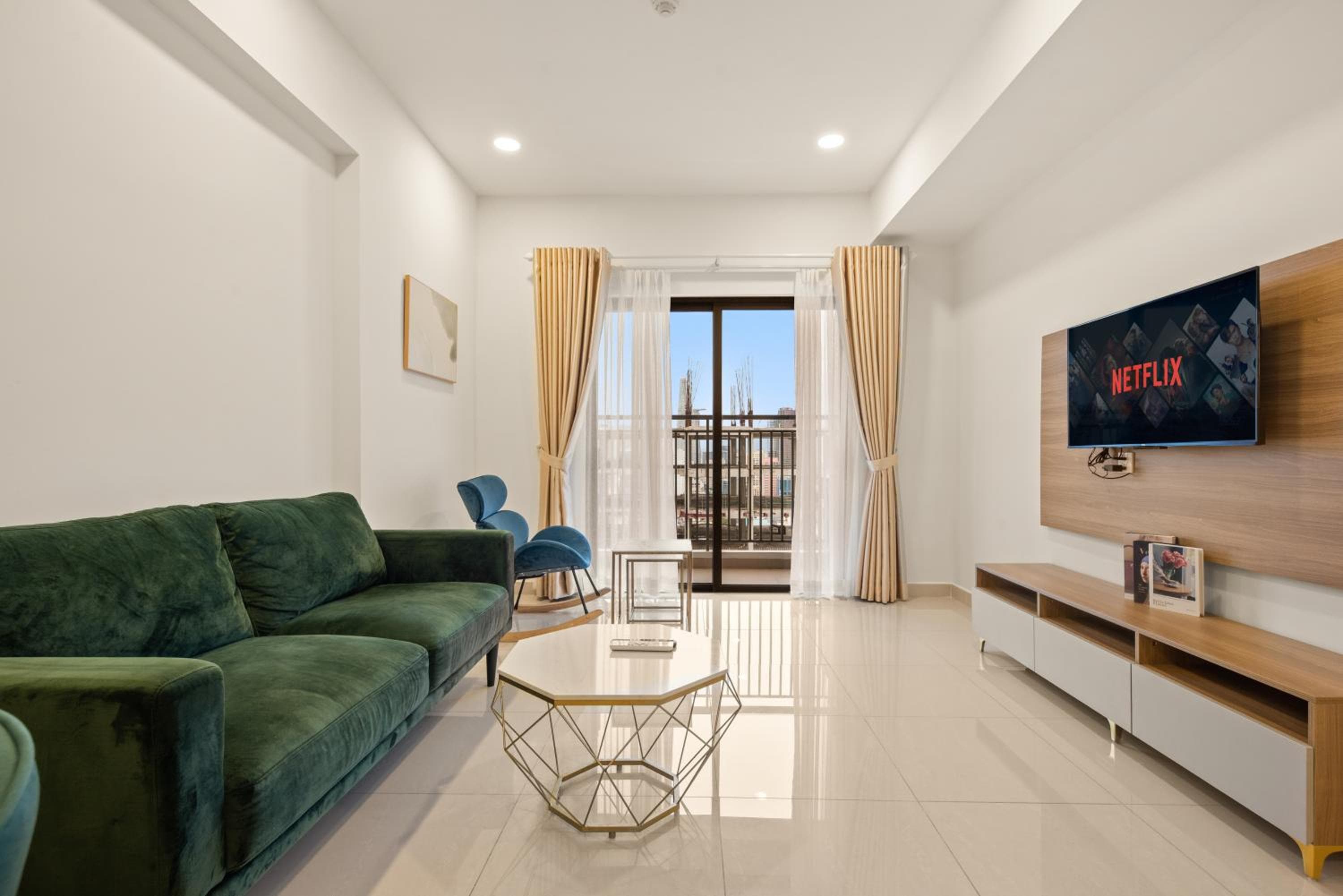 Smile Home - SOHO Apartment balcony - Modern comfortable, Ho Chi Minh City, photo 6