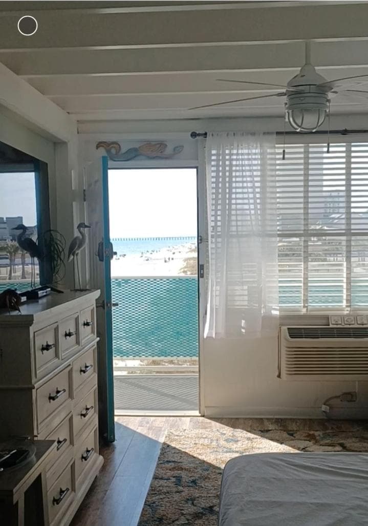 Oceanfront BEACH! CONDO COUPLES GETAWAY,HONEYMOON SWEET, Perfectly Cozy Beach Front Condo, full kitchen, pool, free parking,CHECK-IN AT DOOR You will LOVE, Panama City Beach, photo 3