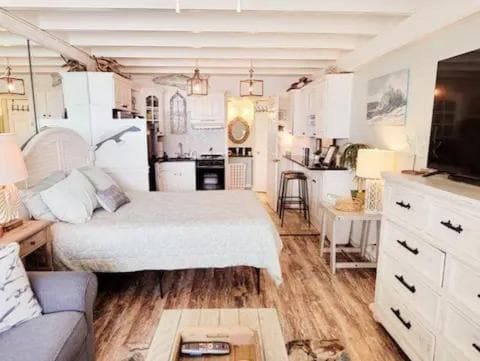Oceanfront BEACH! CONDO COUPLES GETAWAY,HONEYMOON SWEET, Perfectly Cozy Beach Front Condo, full kitchen, pool, free parking,CHECK-IN AT DOOR You will LOVE, Panama City Beach, photo 2