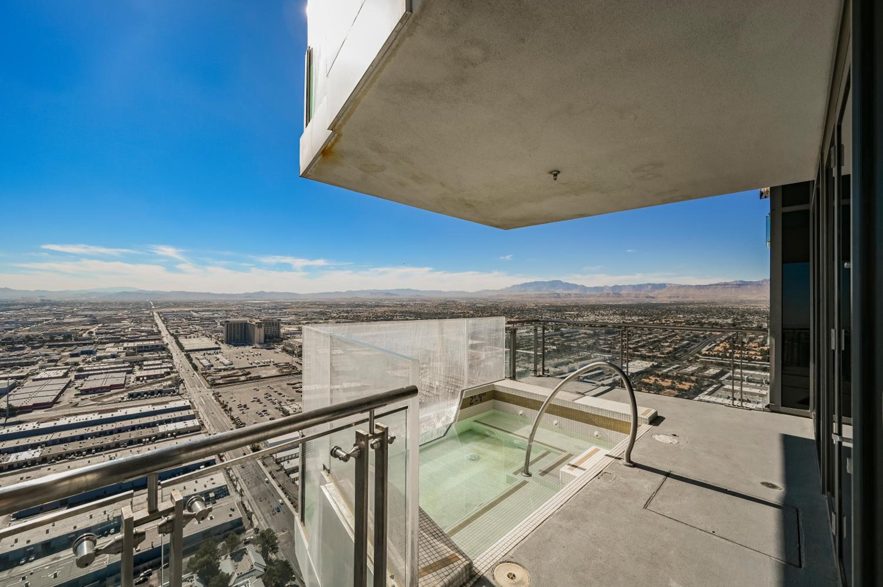 StripViewSuites Ultimate Luxury Penthouses Full Strip View & Balcony, photo 3