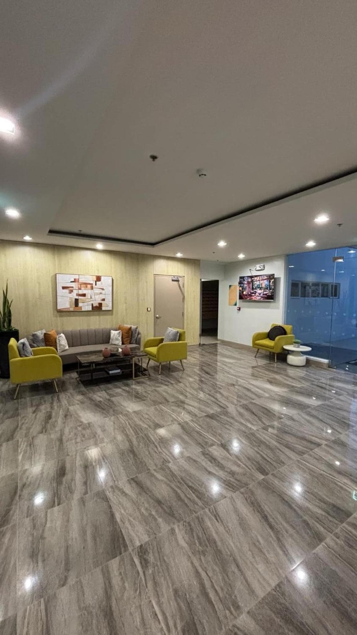 Prestige Suite at Tulip Gardens Southwoods, Jalang
