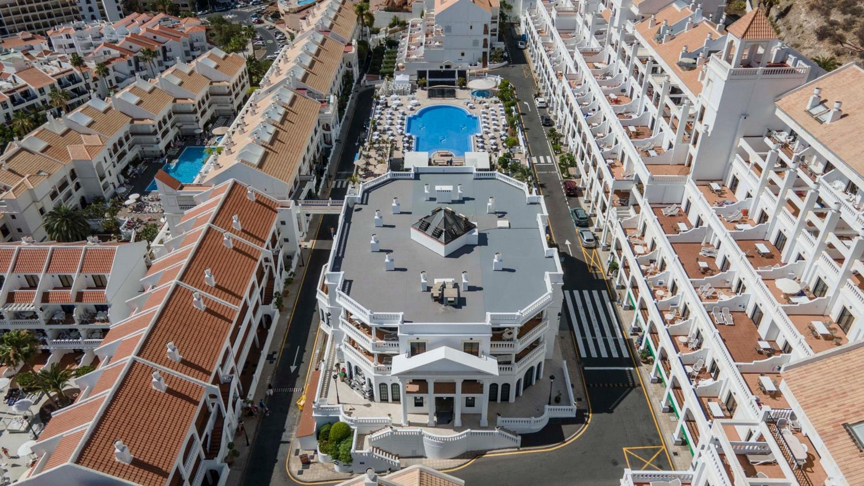 Ona Hollywood Mirage, Los Cristianos