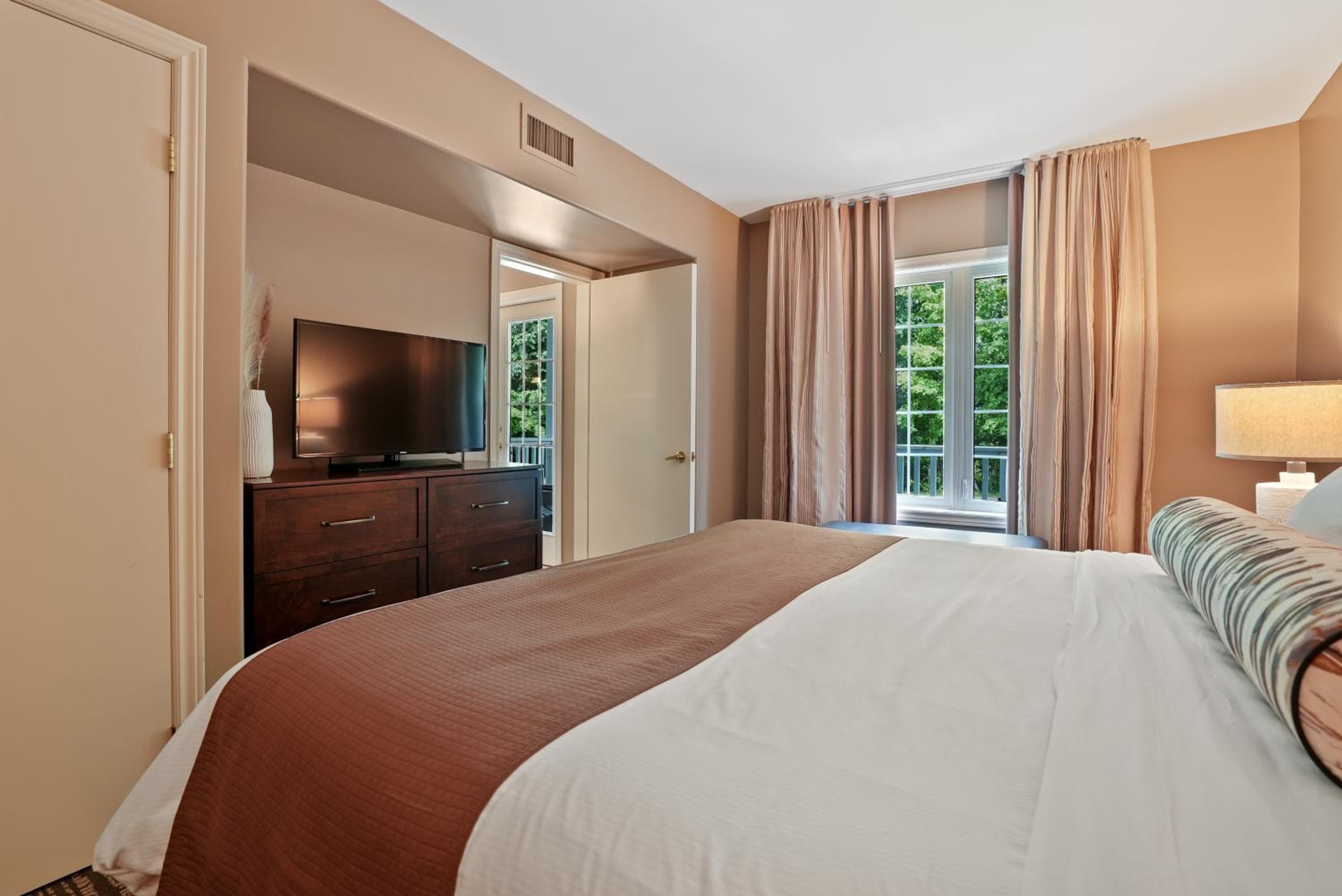 King Bed, Balcony, Pool, Hot Tub, Sauna, Edgar, photo 3