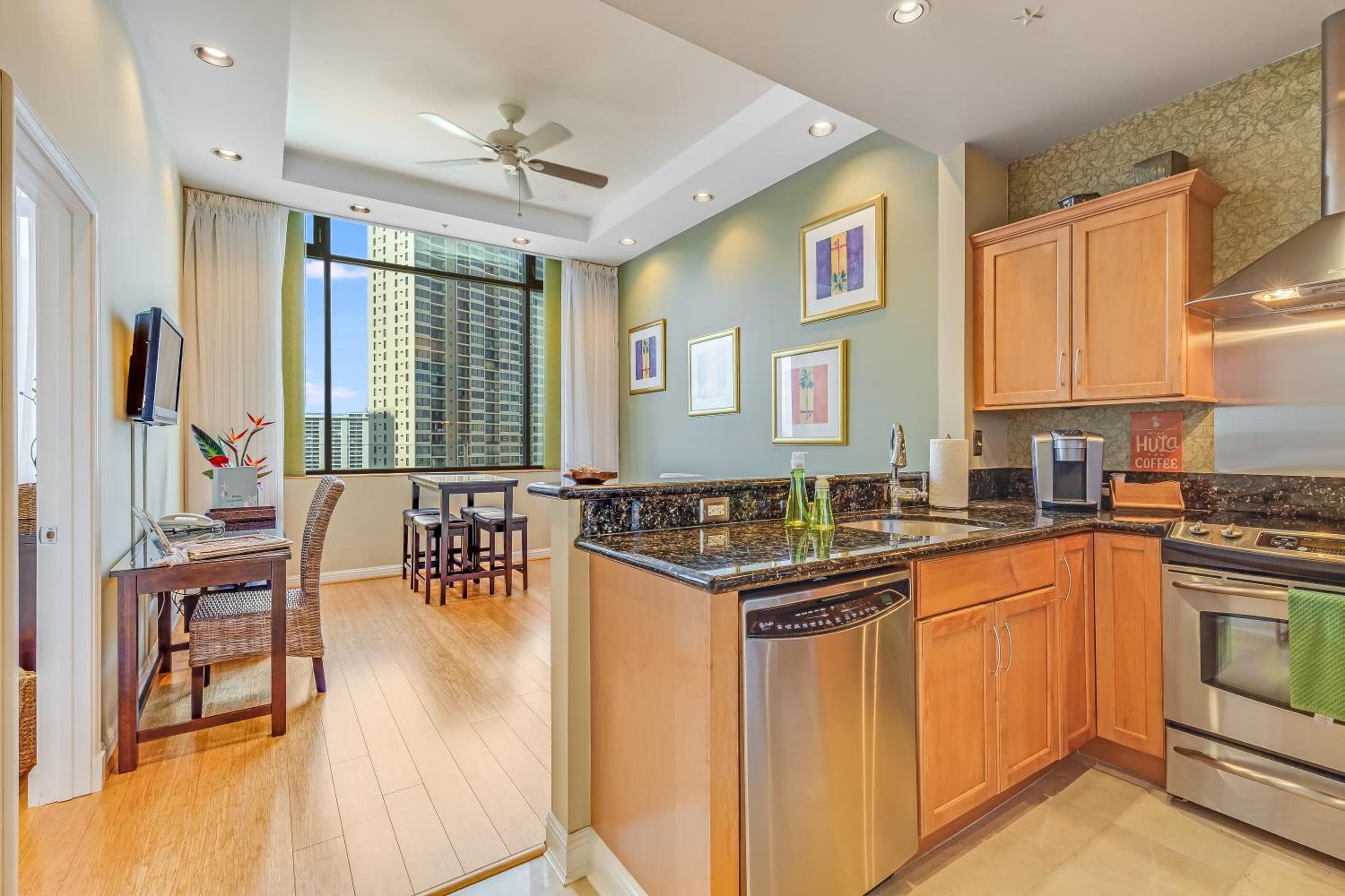 Palms At Waikiki By Chase 'N Rainbows, Honolulu, photo 6