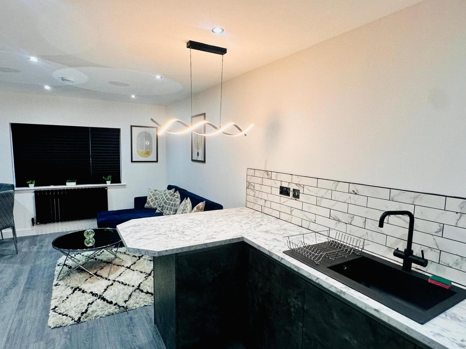 Under New Top Rated Management I Stylish 2BR Apartments I Central Hub I Free Parking I Work Ready Amenities, Peterborough