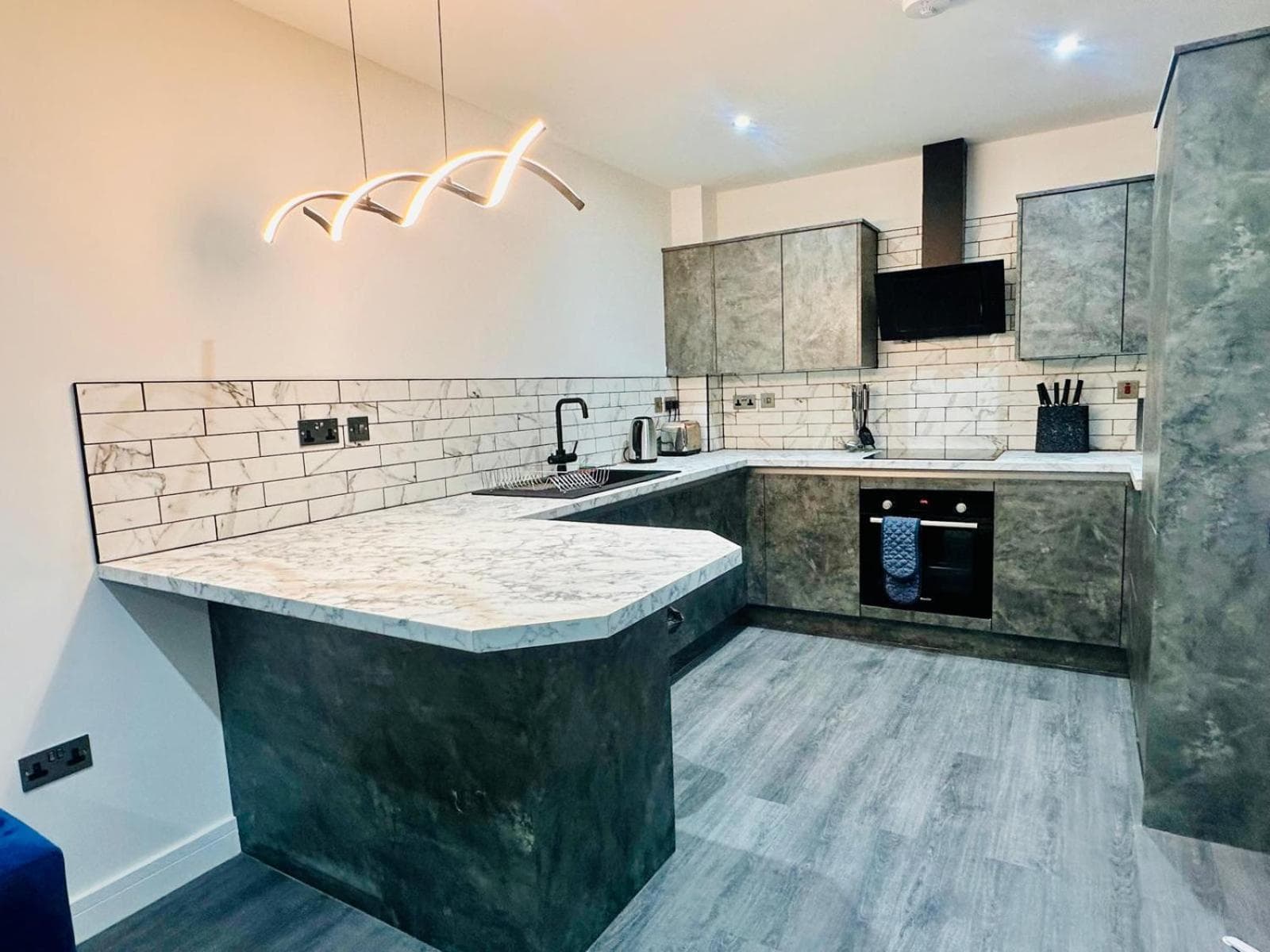 Under New Top Rated Management I Stylish 2BR Apartments I Central Hub I Free Parking I Work Ready Amenities, Peterborough, photo 3