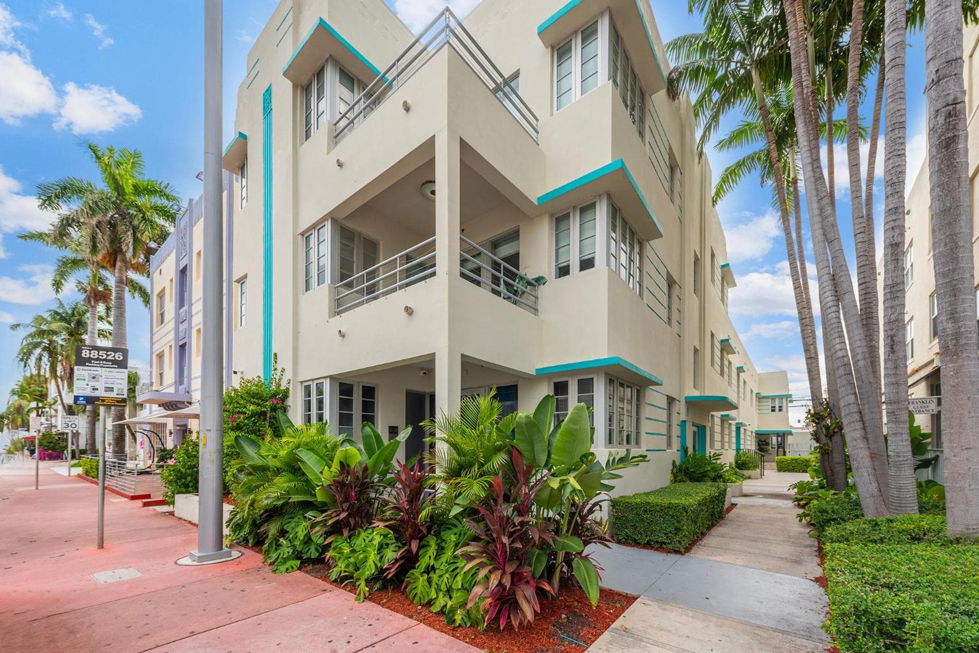 Luxuri Suites, Miami Beach