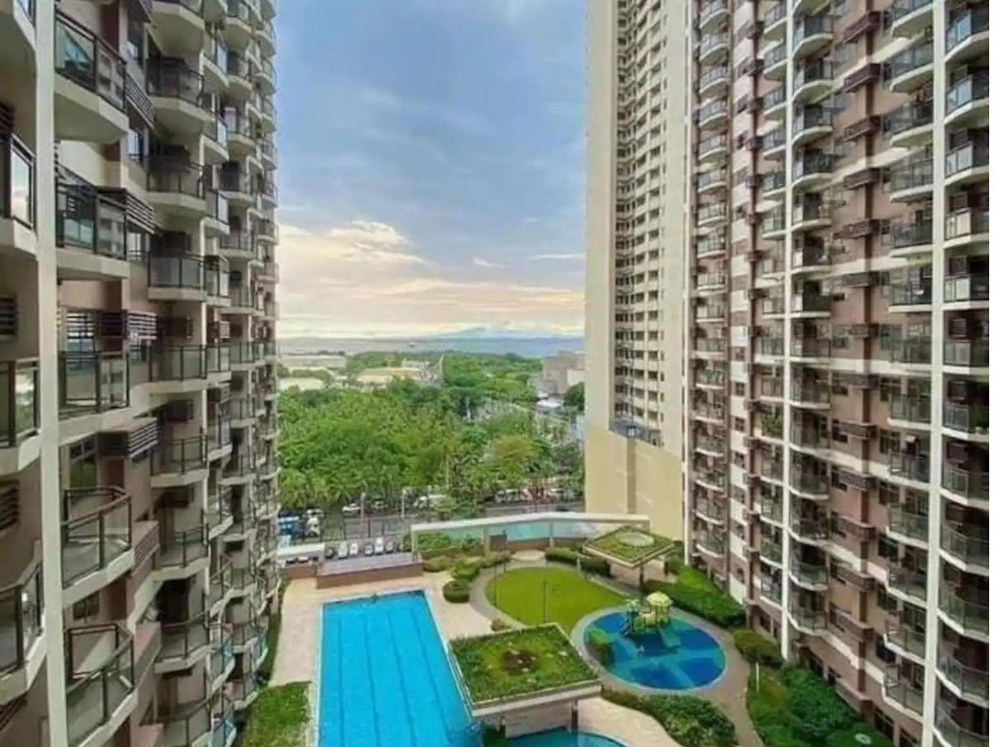 Bayfront Suite in Pasay Near NAIA Terminal, PICC, Star City, MOA and US Embassy - Pet-Friendly, Wi-Fi & Netflix, Free Swimming Pool, Sauna, Work from Home, Manila, photo 6