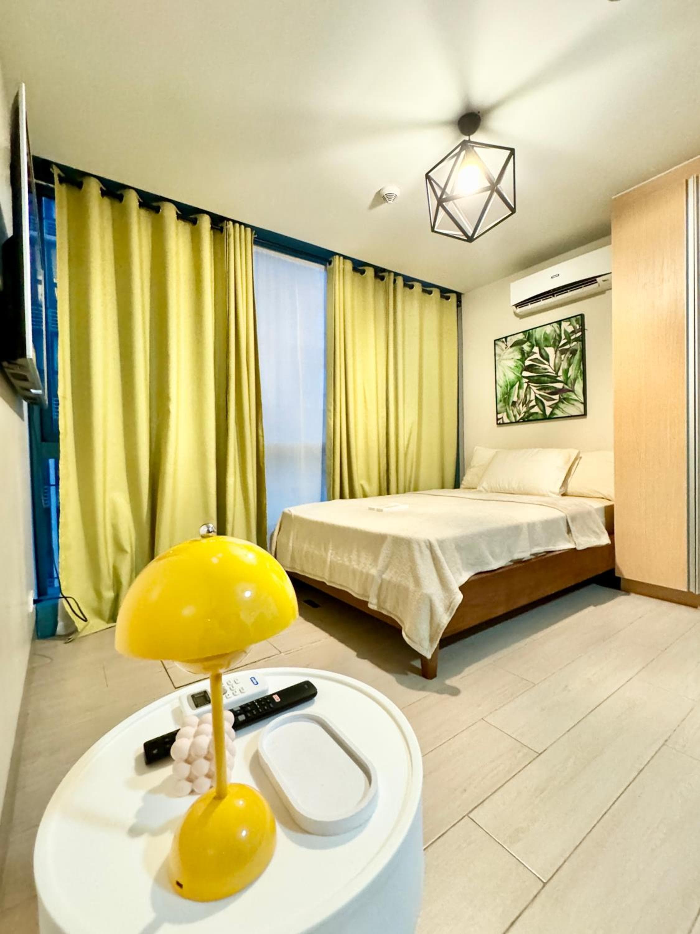 Cozi Modern 1br condo beside One uptown Mall BGC, Manila