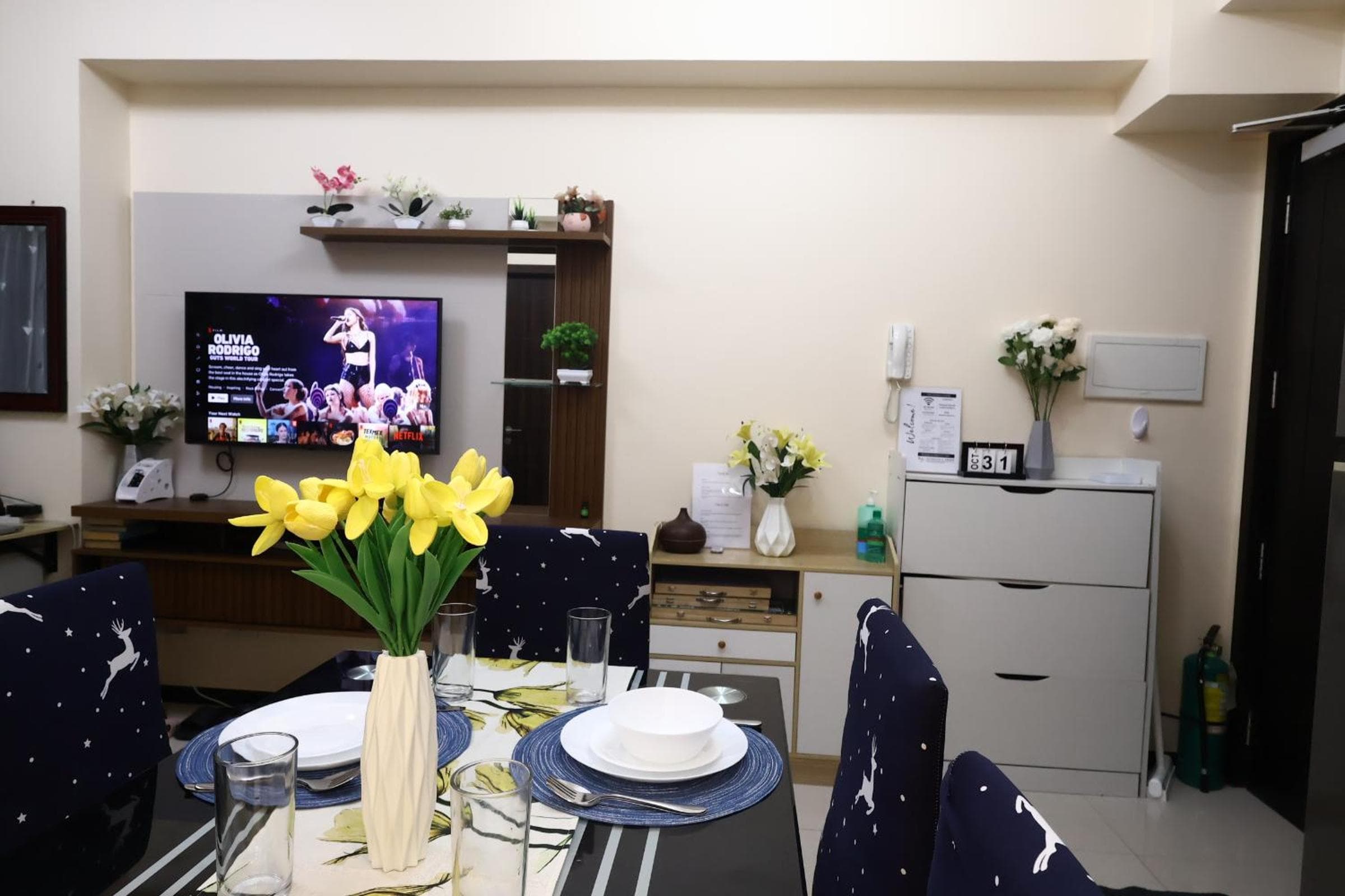 Bayfront Suite in Pasay Near NAIA Terminal, PICC, Star City, MOA and US Embassy - Pet-Friendly, Wi-Fi & Netflix, Free Swimming Pool, Sauna, Work from Home, Manila, photo 5