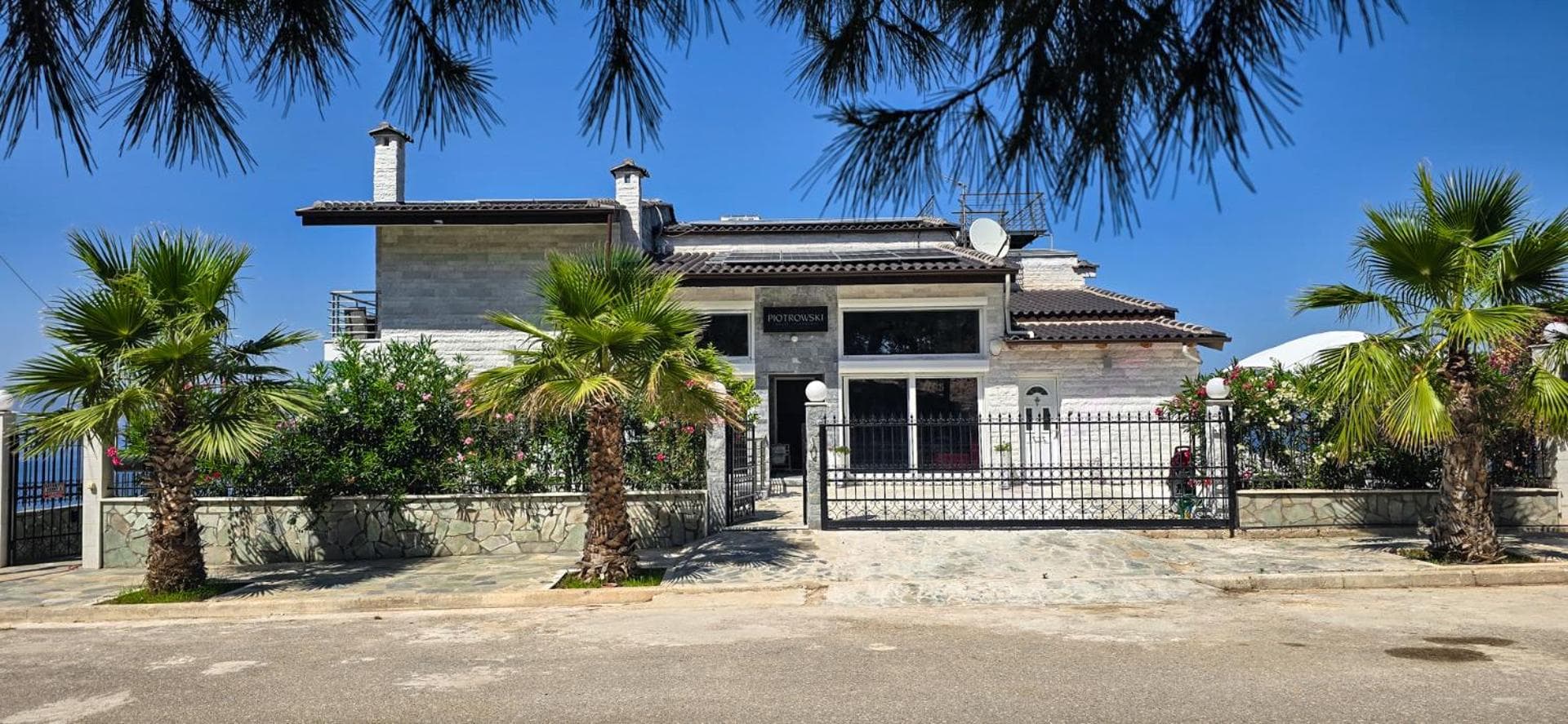 PIOTROWSKI APARTMENTS, Theológos