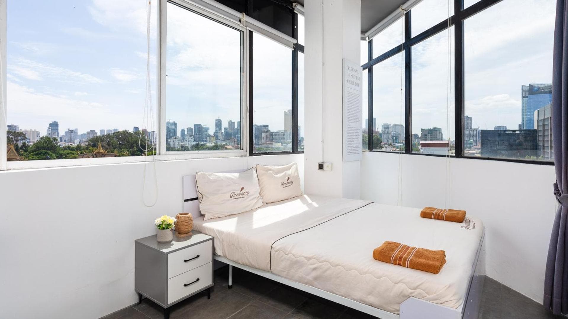 Sky hotel - Rooms & Free laundry - 50m to Royal Palace, Phnom Penh, photo 6